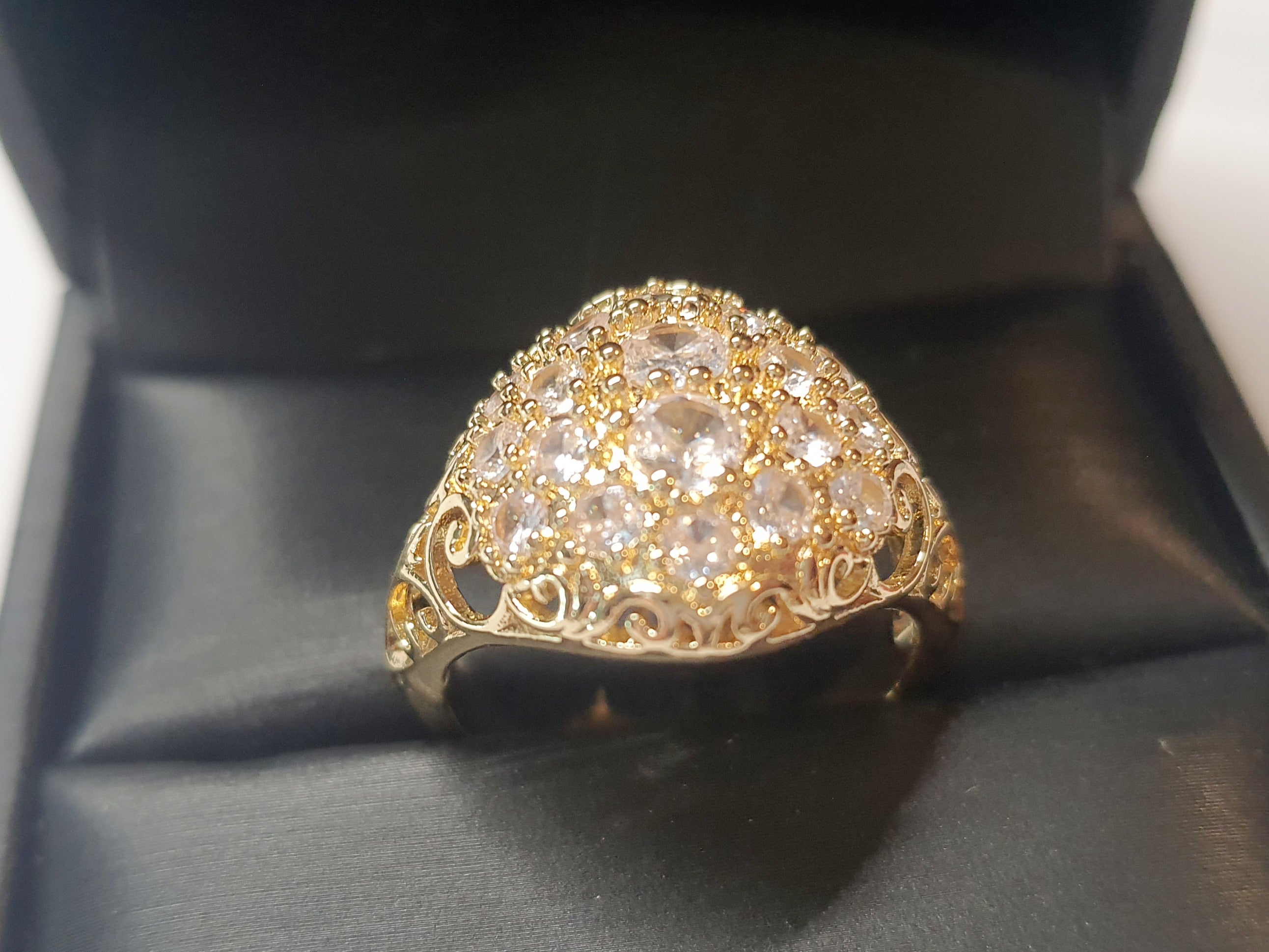 Złoty pierścionek w stylu vintage z cyrkoniami, bogato zdobiony, elegancki i błyszczący. Rozmiar 19 mm. Stal nierdzewna, stal chirurgiczna, wodoodporne, hipoalergiczne, jakość premium. Rouge Bizu.