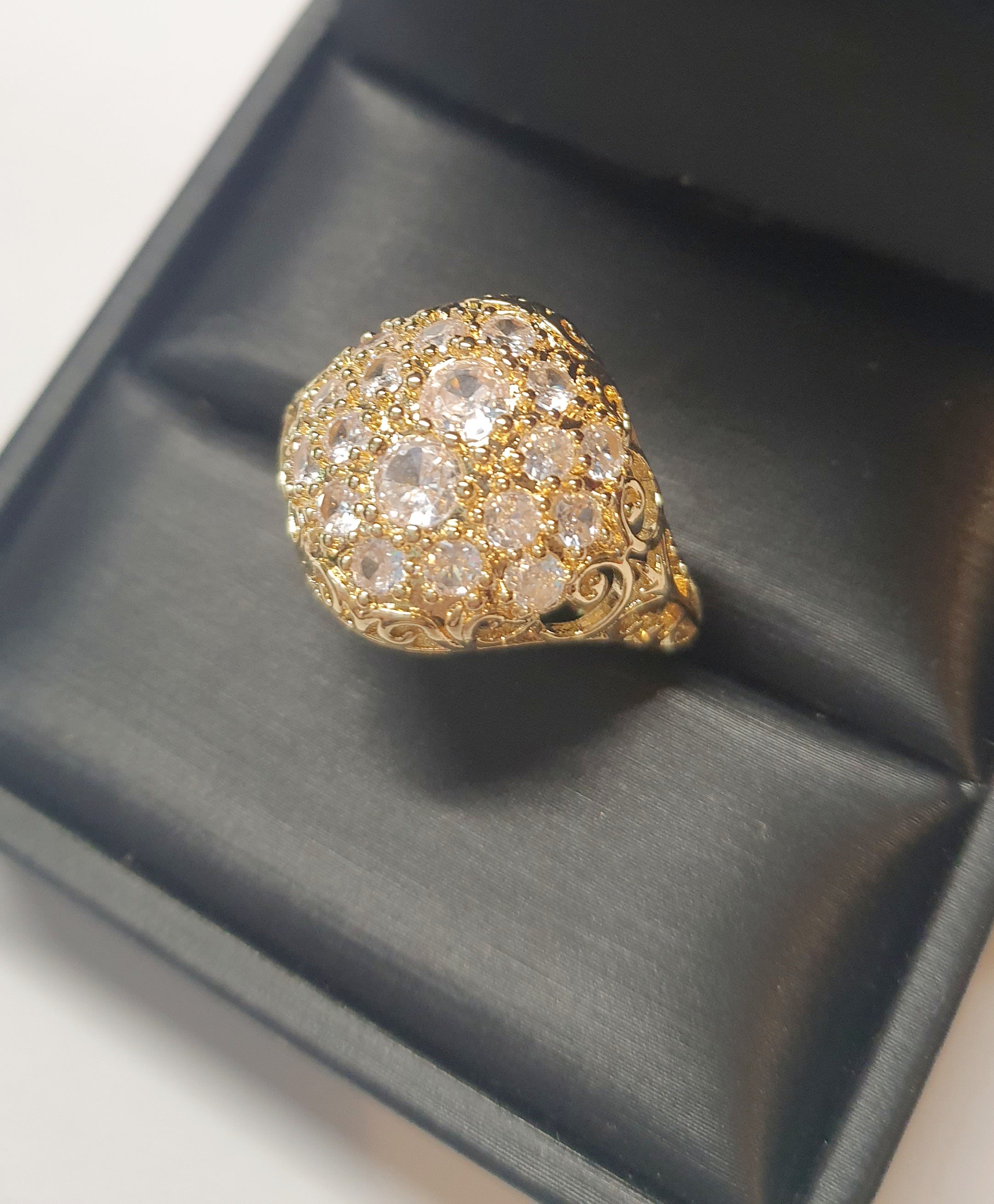 Złoty pierścionek w stylu vintage z cyrkoniami, bogato zdobiony, elegancki i błyszczący. Rozmiar 19 mm. Stal nierdzewna, stal chirurgiczna, wodoodporne, hipoalergiczne, jakość premium. Rouge Bizu.