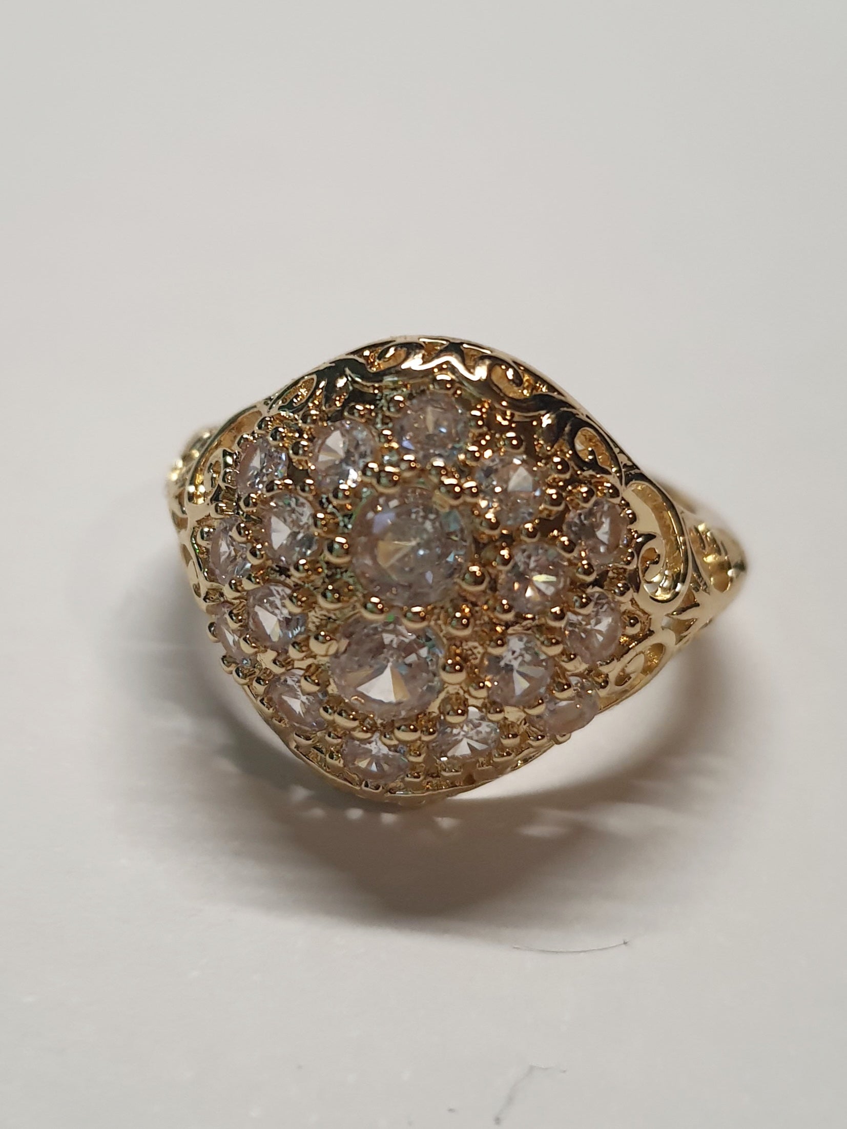 Złoty pierścionek w stylu vintage z cyrkoniami, bogato zdobiony, elegancki i błyszczący. Rozmiar 19 mm. Stal nierdzewna, stal chirurgiczna, wodoodporne, hipoalergiczne, jakość premium. Rouge Bizu.