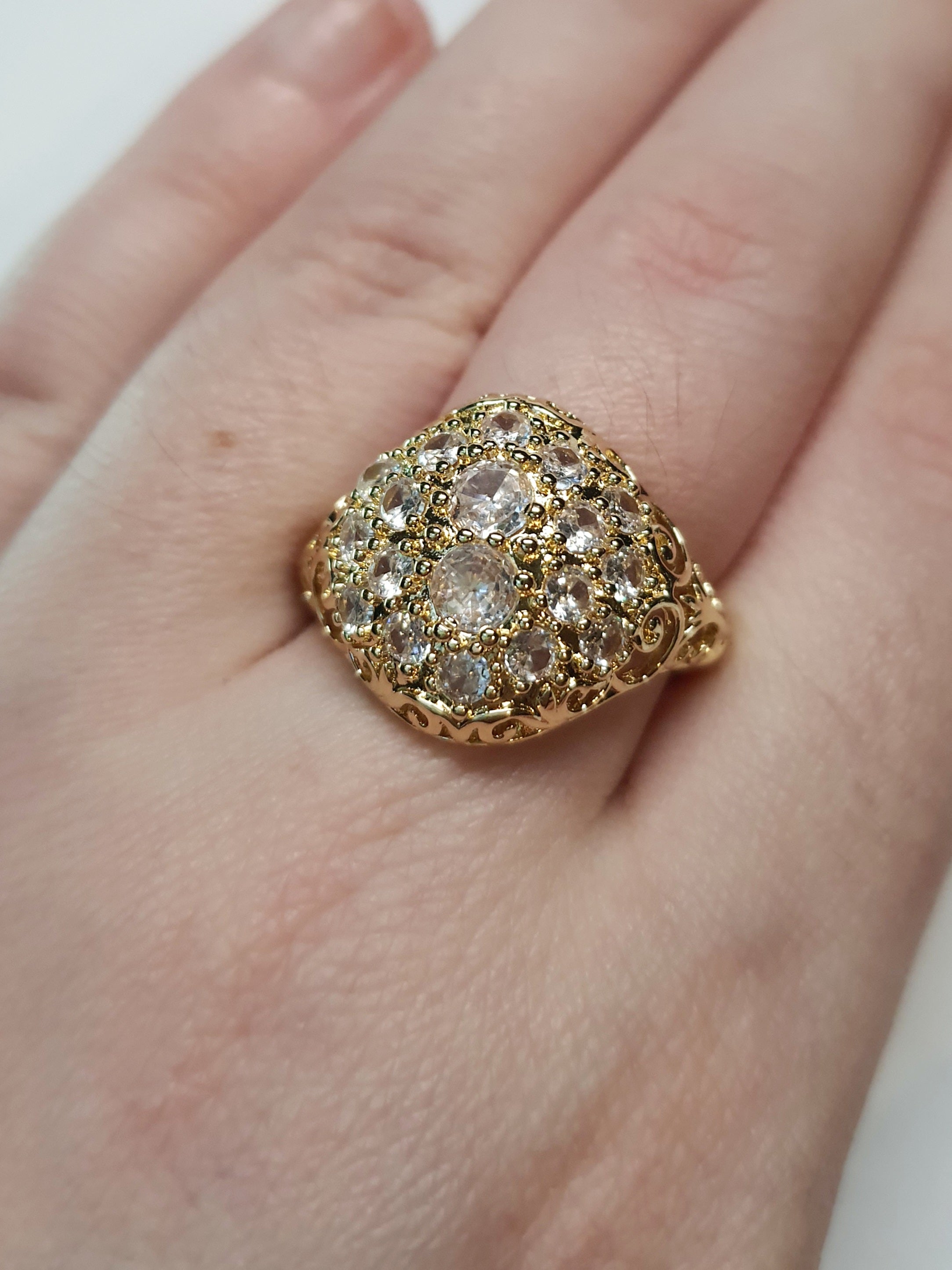 Złoty pierścionek w stylu vintage z cyrkoniami, bogato zdobiony, elegancki i błyszczący. Rozmiar 19 mm. Stal nierdzewna, stal chirurgiczna, wodoodporne, hipoalergiczne, jakość premium. Rouge Bizu.