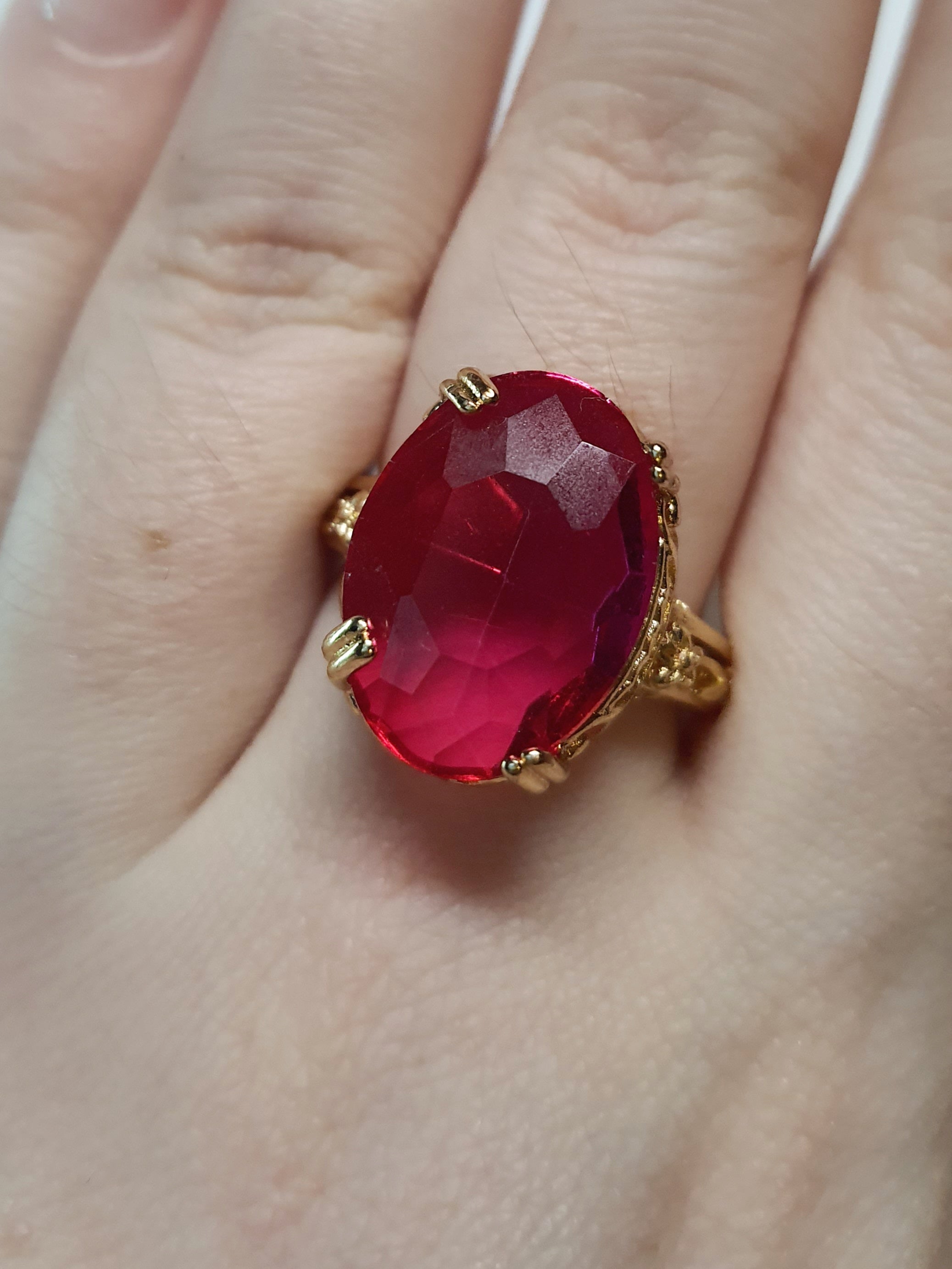 Złoty pierścionek z dużym rubinowym kamieniem w stylu vintage, bogato zdobiony, elegancki i kobiecy. Rozmiar 20 mm. Stal nierdzewna, stal chirurgiczna, wodoodporne, hipoalergiczne, jakość premium. Rouge Bizu.