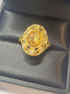 Złoty pierścionek z miodowym kryształem i cyrkoniami w stylu vintage, elegancki i ozdobny. Rozmiar 20 mm. Stal nierdzewna, stal chirurgiczna, wodoodporne, hipoalergiczne, jakość premium. Rouge Bizu.