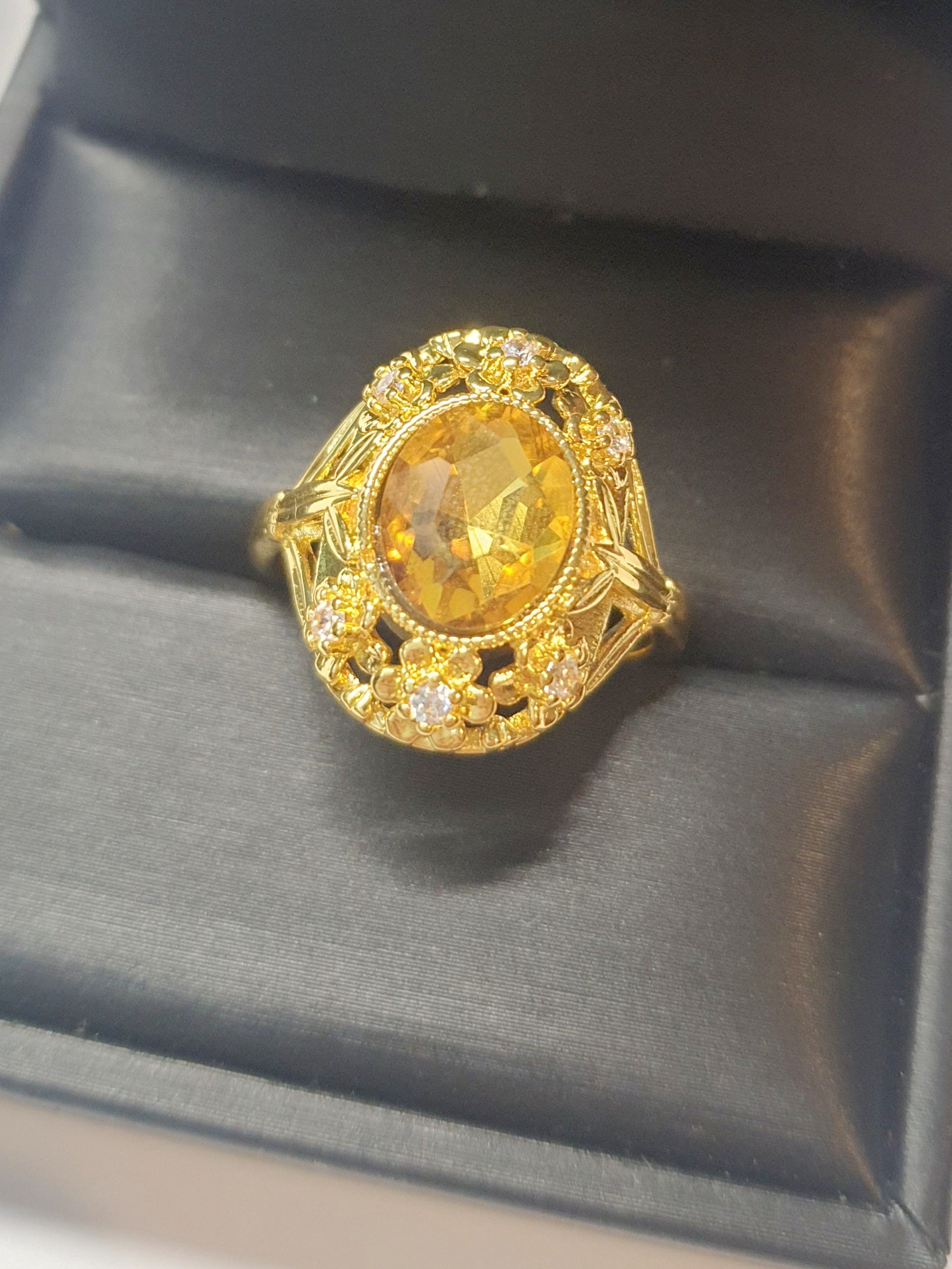 Złoty pierścionek z miodowym kryształem i cyrkoniami w stylu vintage, elegancki i ozdobny. Rozmiar 20 mm. Stal nierdzewna, stal chirurgiczna, wodoodporne, hipoalergiczne, jakość premium. Rouge Bizu.