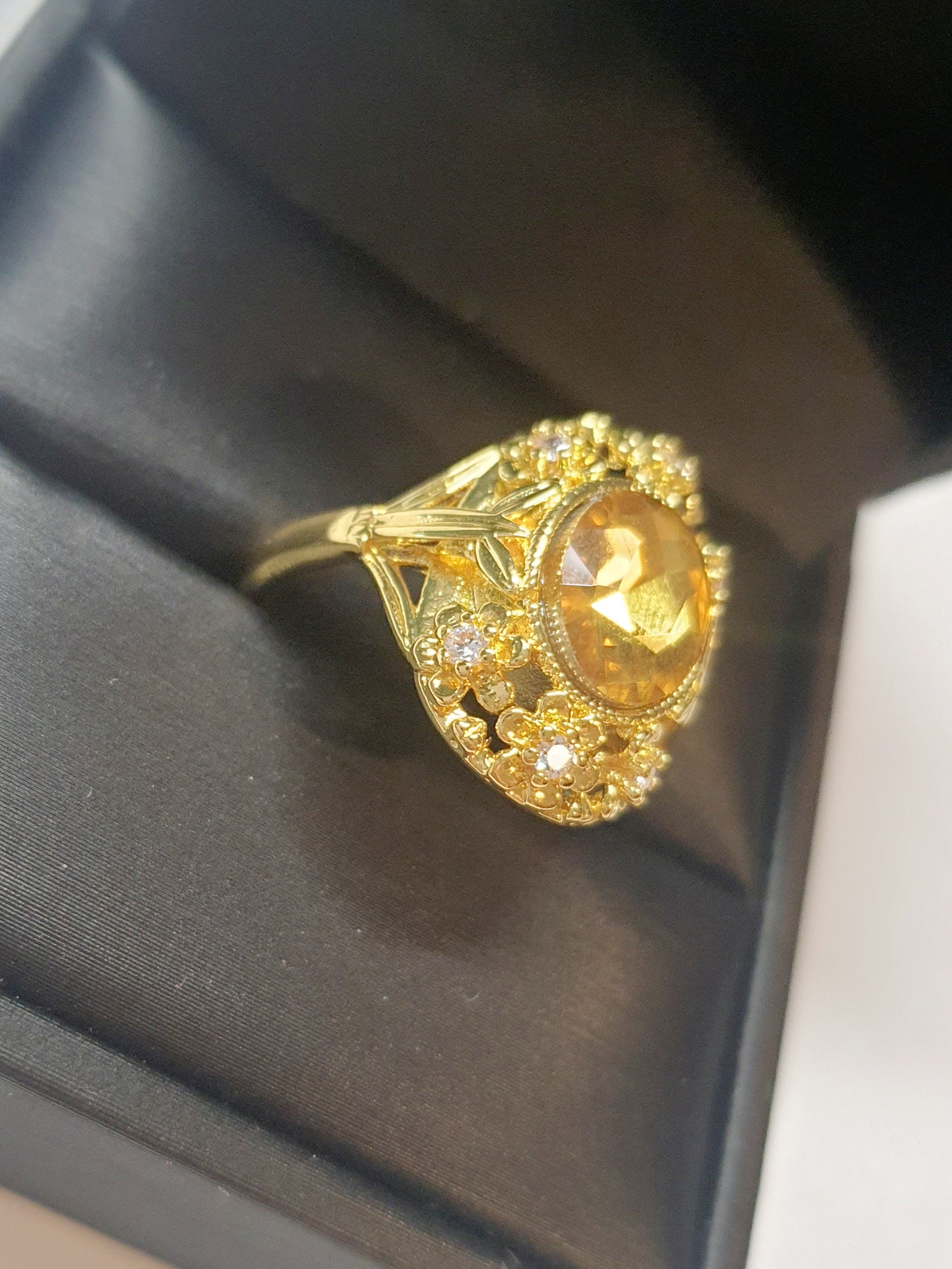 Złoty pierścionek z miodowym kryształem i cyrkoniami w stylu vintage, elegancki i ozdobny. Rozmiar 20 mm. Stal nierdzewna, stal chirurgiczna, wodoodporne, hipoalergiczne, jakość premium. Rouge Bizu.