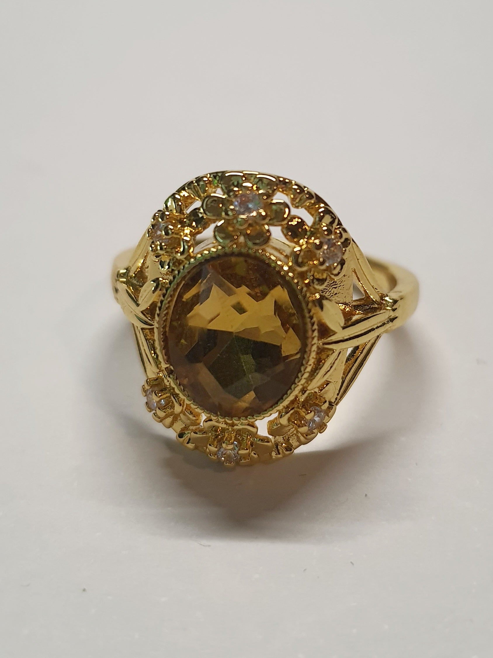Złoty pierścionek z miodowym kryształem i cyrkoniami w stylu vintage, elegancki i ozdobny. Rozmiar 20 mm. Stal nierdzewna, stal chirurgiczna, wodoodporne, hipoalergiczne, jakość premium. Rouge Bizu.