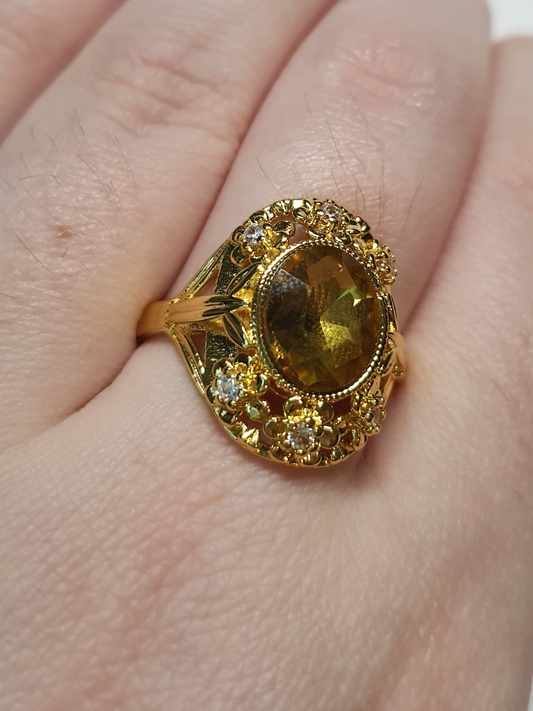 Złoty pierścionek z miodowym kryształem i cyrkoniami w stylu vintage, elegancki i ozdobny. Rozmiar 20 mm. Stal nierdzewna, stal chirurgiczna, wodoodporne, hipoalergiczne, jakość premium. Rouge Bizu.