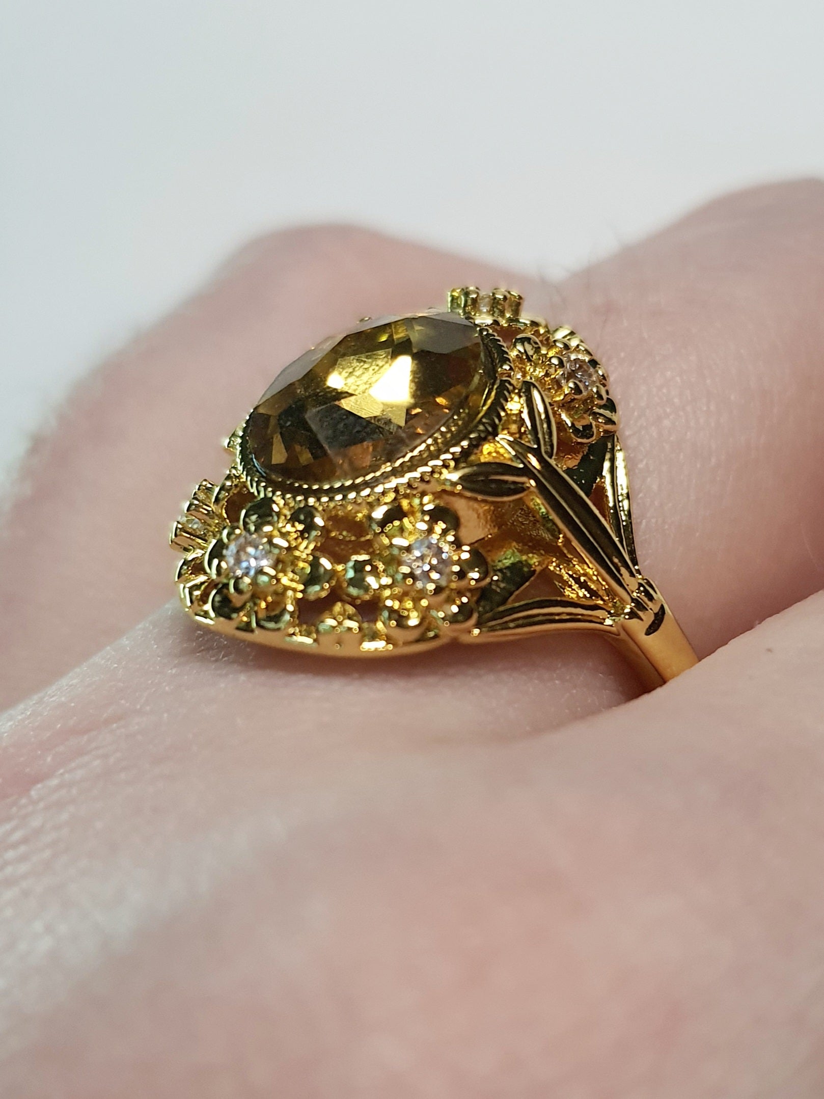 Złoty pierścionek z miodowym kryształem i cyrkoniami w stylu vintage, elegancki i ozdobny. Rozmiar 20 mm. Stal nierdzewna, stal chirurgiczna, wodoodporne, hipoalergiczne, jakość premium. Rouge Bizu.