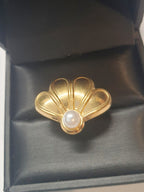 Złoty pierścionek w kształcie wachlarza z białą perłą, elegancki i nowoczesny. Rozmiar 17 mm, lekko regulowany. Stal nierdzewna, stal chirurgiczna, wodoodporne, hipoalergiczne, jakość premium. Rouge Bizu.