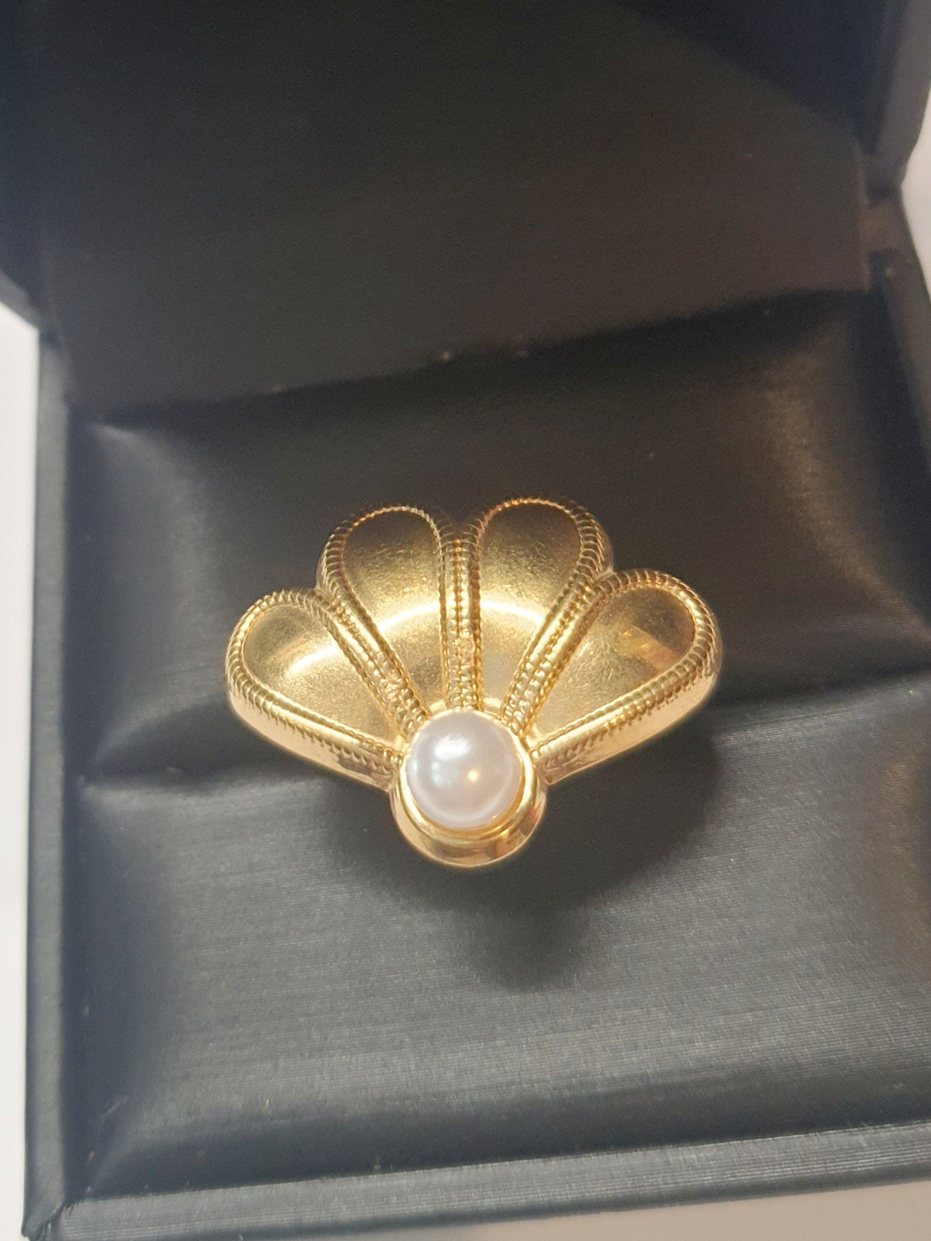 Złoty pierścionek w kształcie wachlarza z białą perłą, elegancki i nowoczesny. Rozmiar 17 mm, lekko regulowany. Stal nierdzewna, stal chirurgiczna, wodoodporne, hipoalergiczne, jakość premium. Rouge Bizu.
