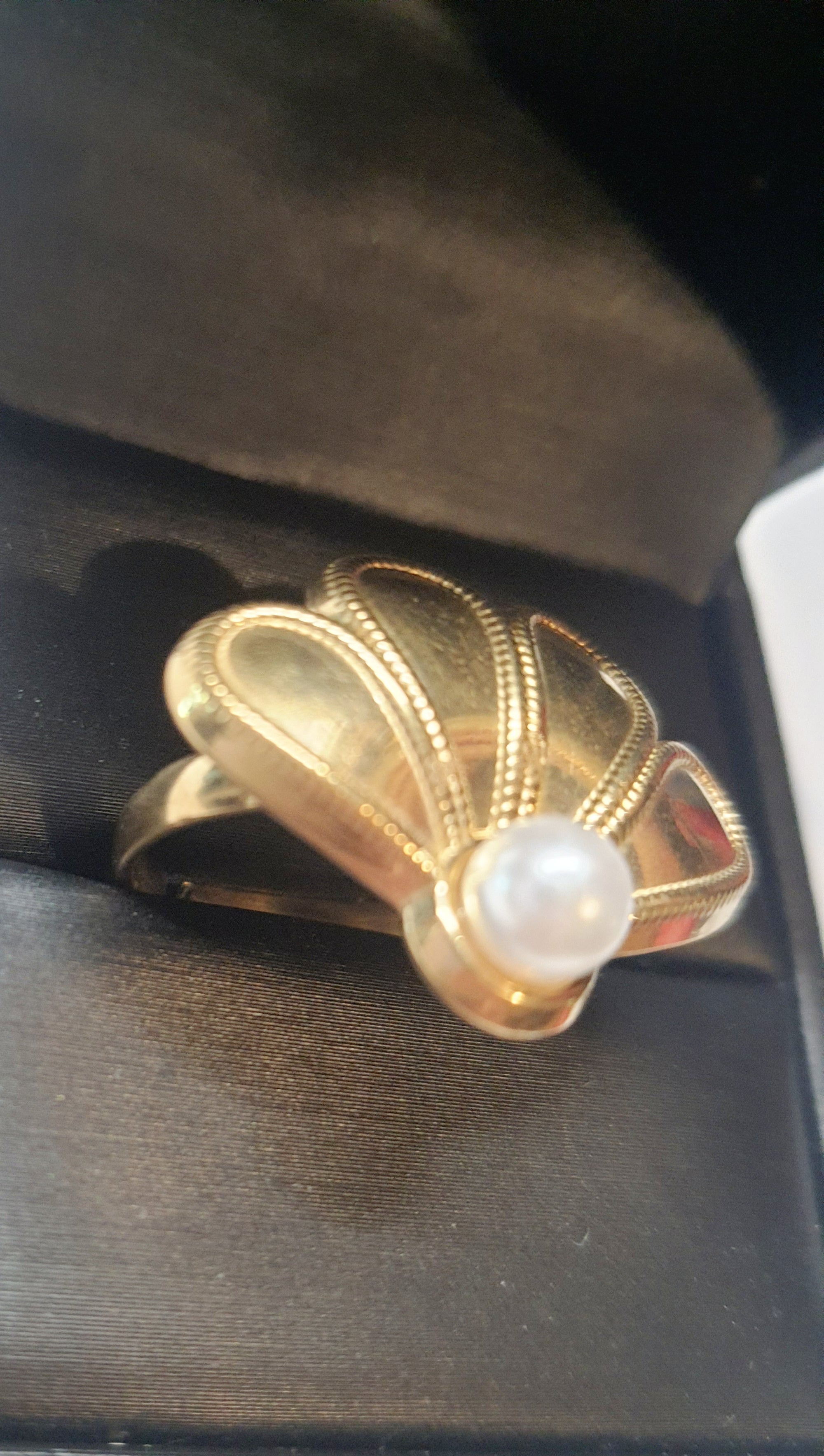 Złoty pierścionek w kształcie wachlarza z białą perłą, elegancki i nowoczesny. Rozmiar 17 mm, lekko regulowany. Stal nierdzewna, stal chirurgiczna, wodoodporne, hipoalergiczne, jakość premium. Rouge Bizu.