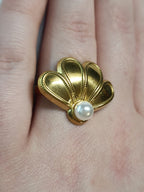 Złoty pierścionek w kształcie wachlarza z białą perłą, elegancki i nowoczesny. Rozmiar 17 mm, lekko regulowany. Stal nierdzewna, stal chirurgiczna, wodoodporne, hipoalergiczne, jakość premium. Rouge Bizu.