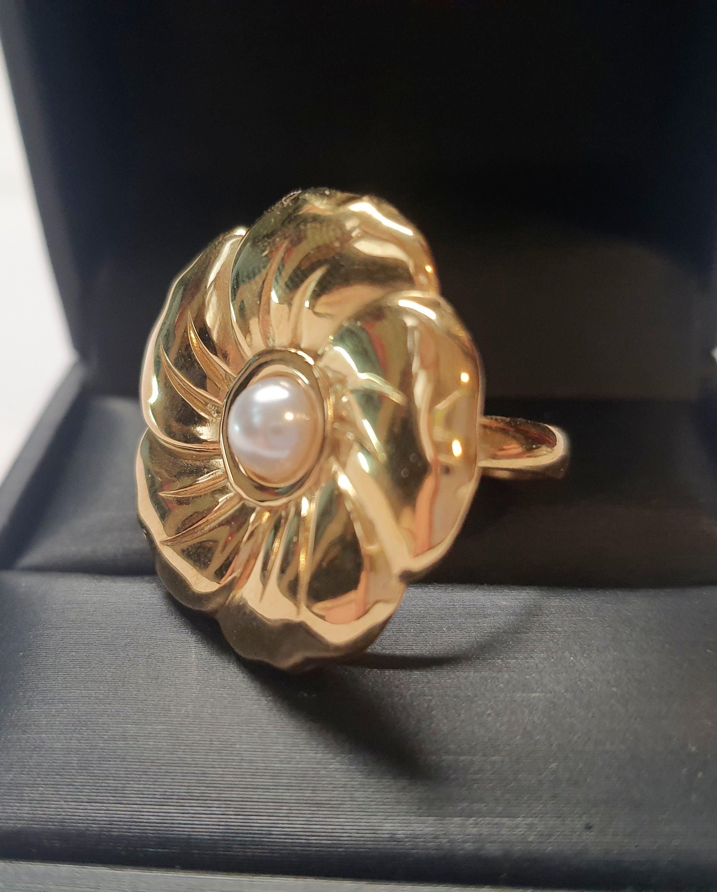 Złoty pierścionek w kształcie kwiatu z białą perłą, kobiecy i elegancki. Rozmiar 17 mm, regulowany. Stal nierdzewna, stal chirurgiczna, wodoodporne, hipoalergiczne, jakość premium. Rouge Bizu.