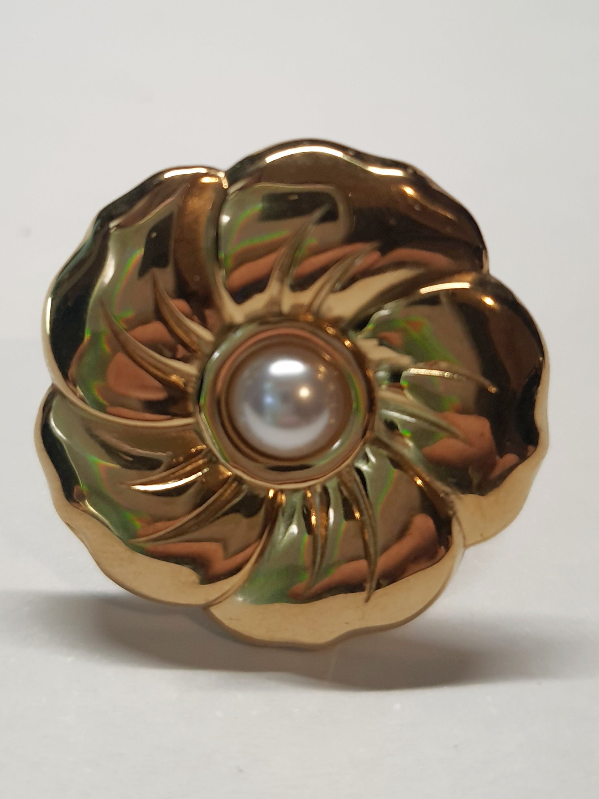 Złoty pierścionek w kształcie kwiatu z białą perłą, kobiecy i elegancki. Rozmiar 17 mm, regulowany. Stal nierdzewna, stal chirurgiczna, wodoodporne, hipoalergiczne, jakość premium. Rouge Bizu.