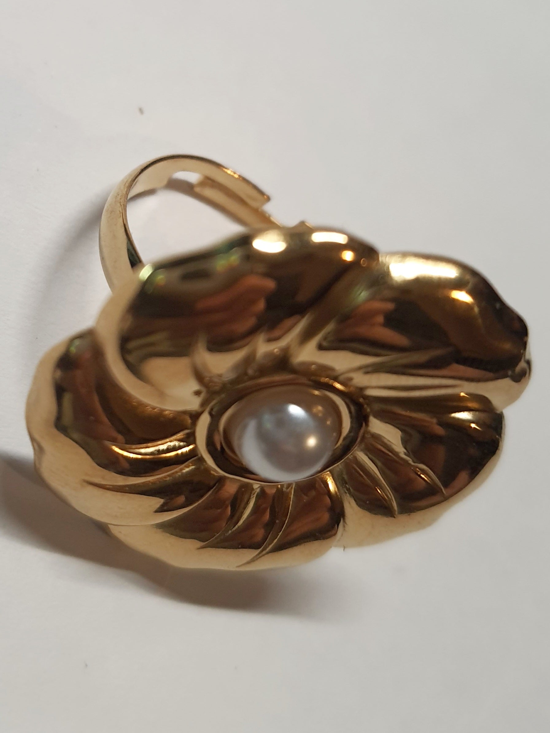 Złoty pierścionek w kształcie kwiatu z białą perłą, kobiecy i elegancki. Rozmiar 17 mm, regulowany. Stal nierdzewna, stal chirurgiczna, wodoodporne, hipoalergiczne, jakość premium. Rouge Bizu.