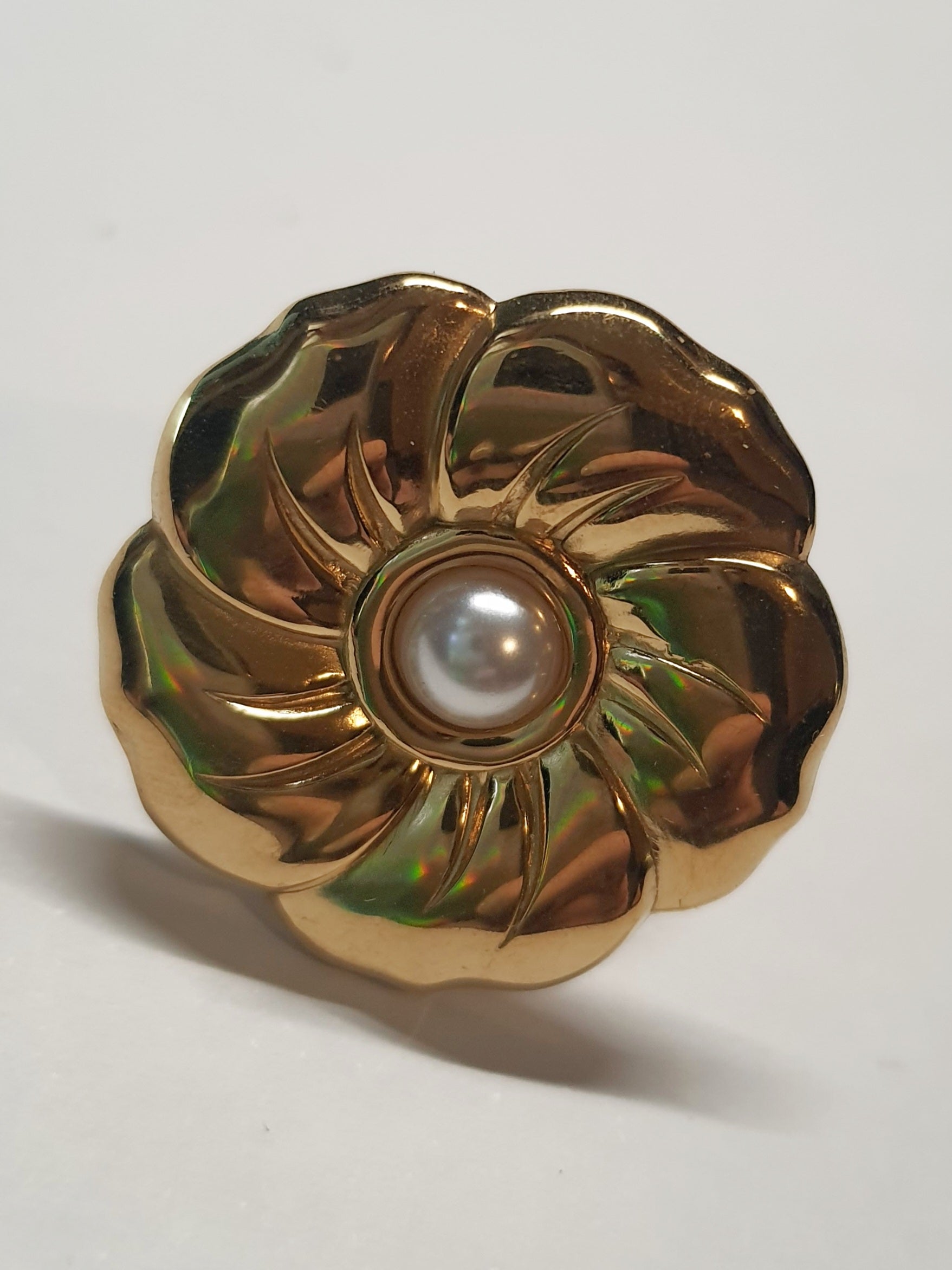 Złoty pierścionek w kształcie kwiatu z białą perłą, kobiecy i elegancki. Rozmiar 17 mm, regulowany. Stal nierdzewna, stal chirurgiczna, wodoodporne, hipoalergiczne, jakość premium. Rouge Bizu.