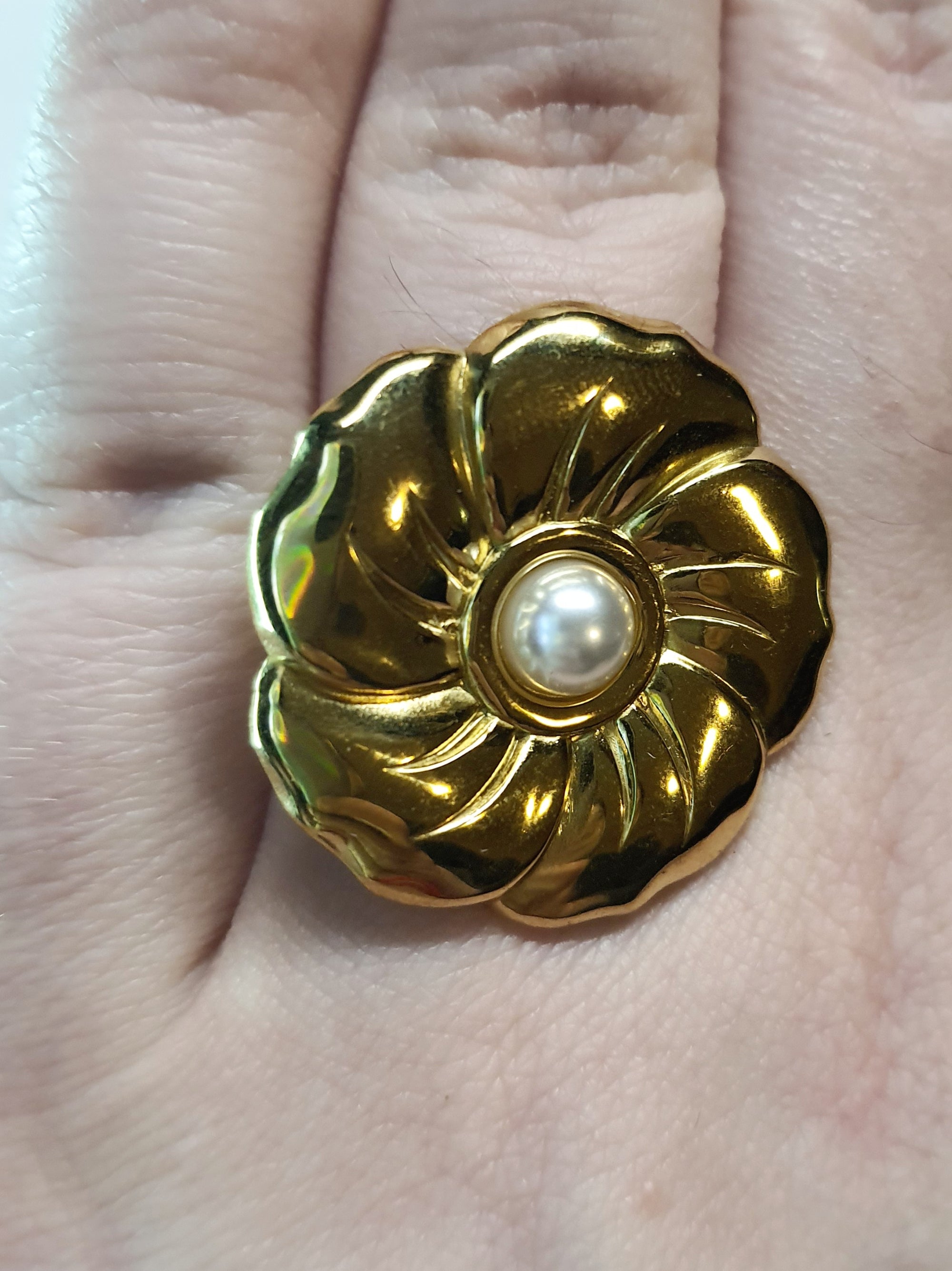 Złoty pierścionek w kształcie kwiatu z białą perłą, kobiecy i elegancki. Rozmiar 17 mm, regulowany. Stal nierdzewna, stal chirurgiczna, wodoodporne, hipoalergiczne, jakość premium. Rouge Bizu.