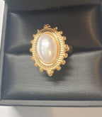 Złoty pierścionek z owalną perłą w stylu vintage, elegancki i klasyczny. Rozmiar 17 mm, lekko regulowany. Stal nierdzewna, stal chirurgiczna, wodoodporne, hipoalergiczne, jakość premium. Rouge Bizu.