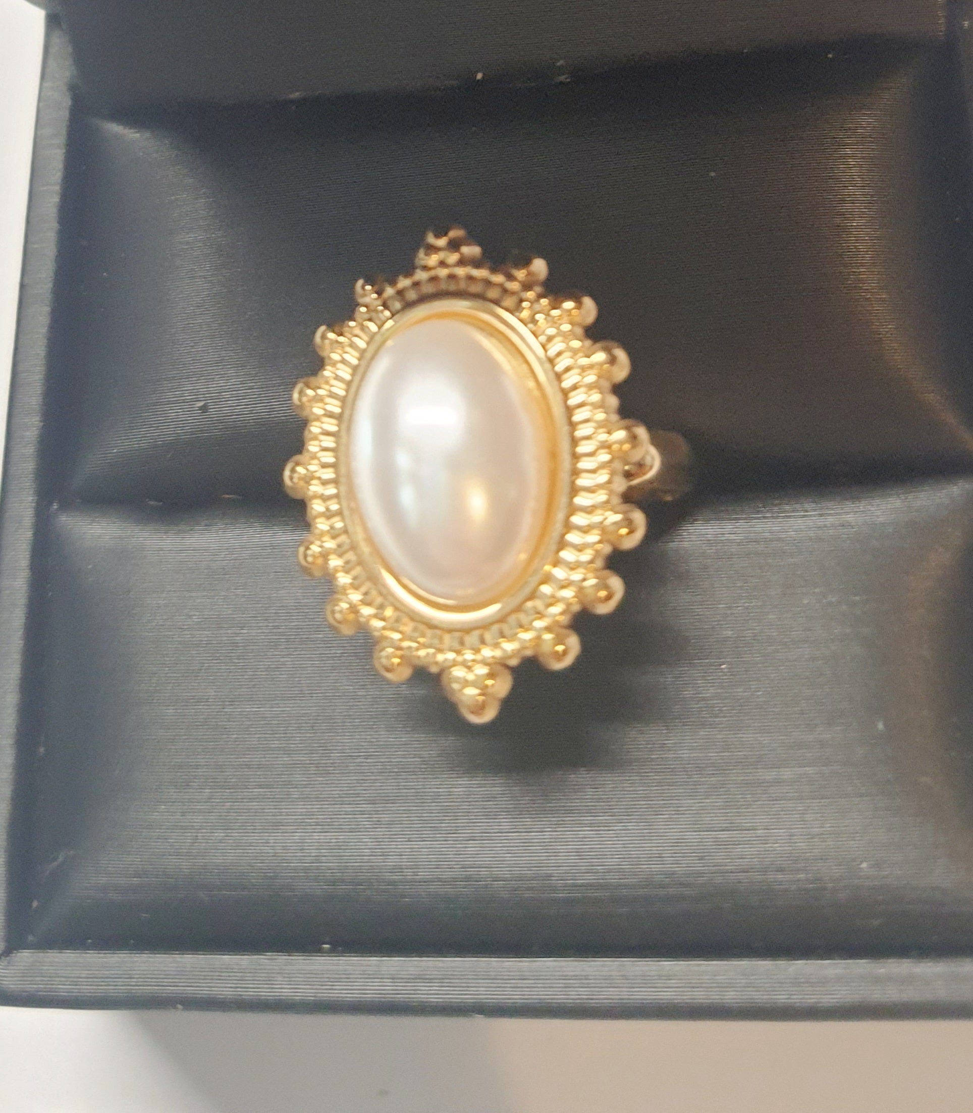 Złoty pierścionek z owalną perłą w stylu vintage, elegancki i klasyczny. Rozmiar 17 mm, lekko regulowany. Stal nierdzewna, stal chirurgiczna, wodoodporne, hipoalergiczne, jakość premium. Rouge Bizu.