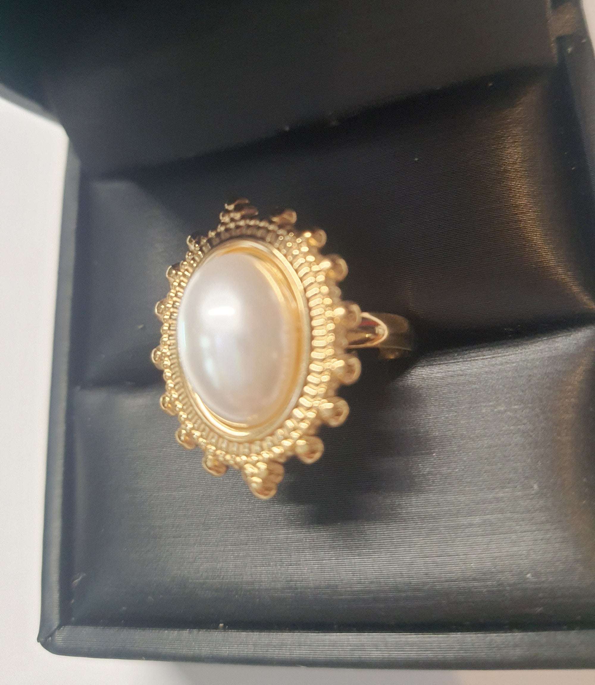 Złoty pierścionek z owalną perłą w stylu vintage, elegancki i klasyczny. Rozmiar 17 mm, lekko regulowany. Stal nierdzewna, stal chirurgiczna, wodoodporne, hipoalergiczne, jakość premium. Rouge Bizu.