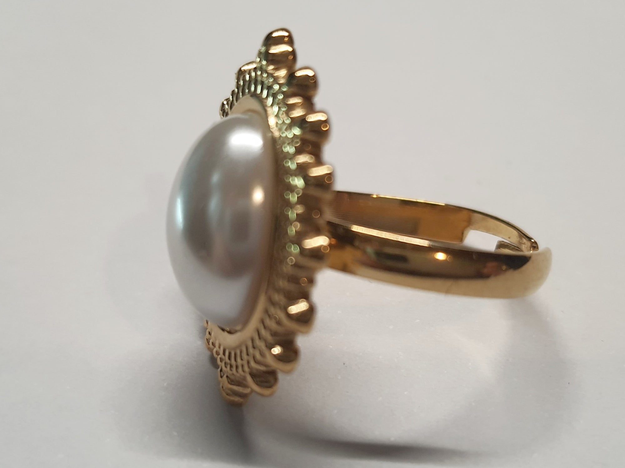 Złoty pierścionek z owalną perłą w stylu vintage, elegancki i klasyczny. Rozmiar 17 mm, lekko regulowany. Stal nierdzewna, stal chirurgiczna, wodoodporne, hipoalergiczne, jakość premium. Rouge Bizu.