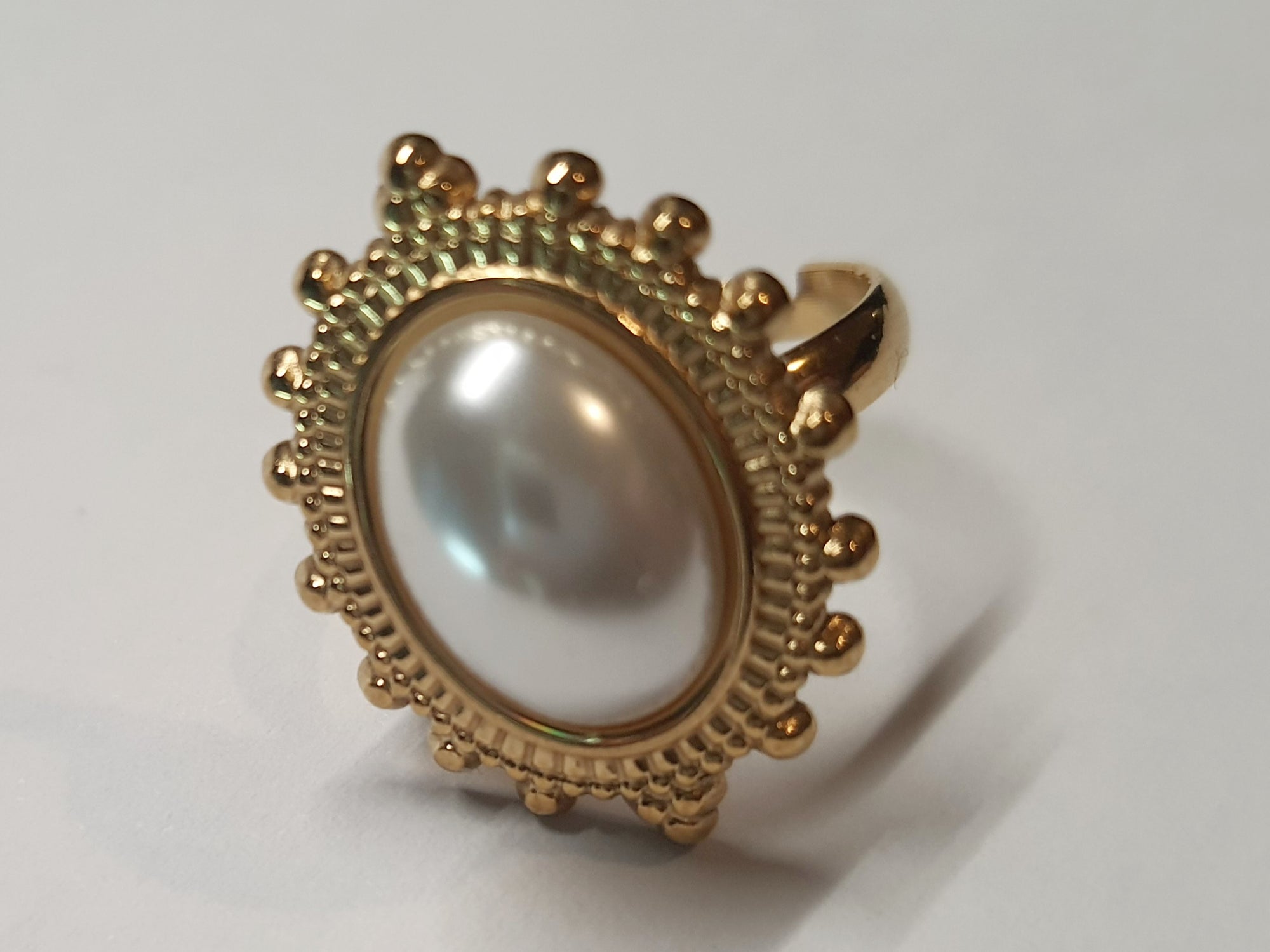Złoty pierścionek z owalną perłą w stylu vintage, elegancki i klasyczny. Rozmiar 17 mm, lekko regulowany. Stal nierdzewna, stal chirurgiczna, wodoodporne, hipoalergiczne, jakość premium. Rouge Bizu.