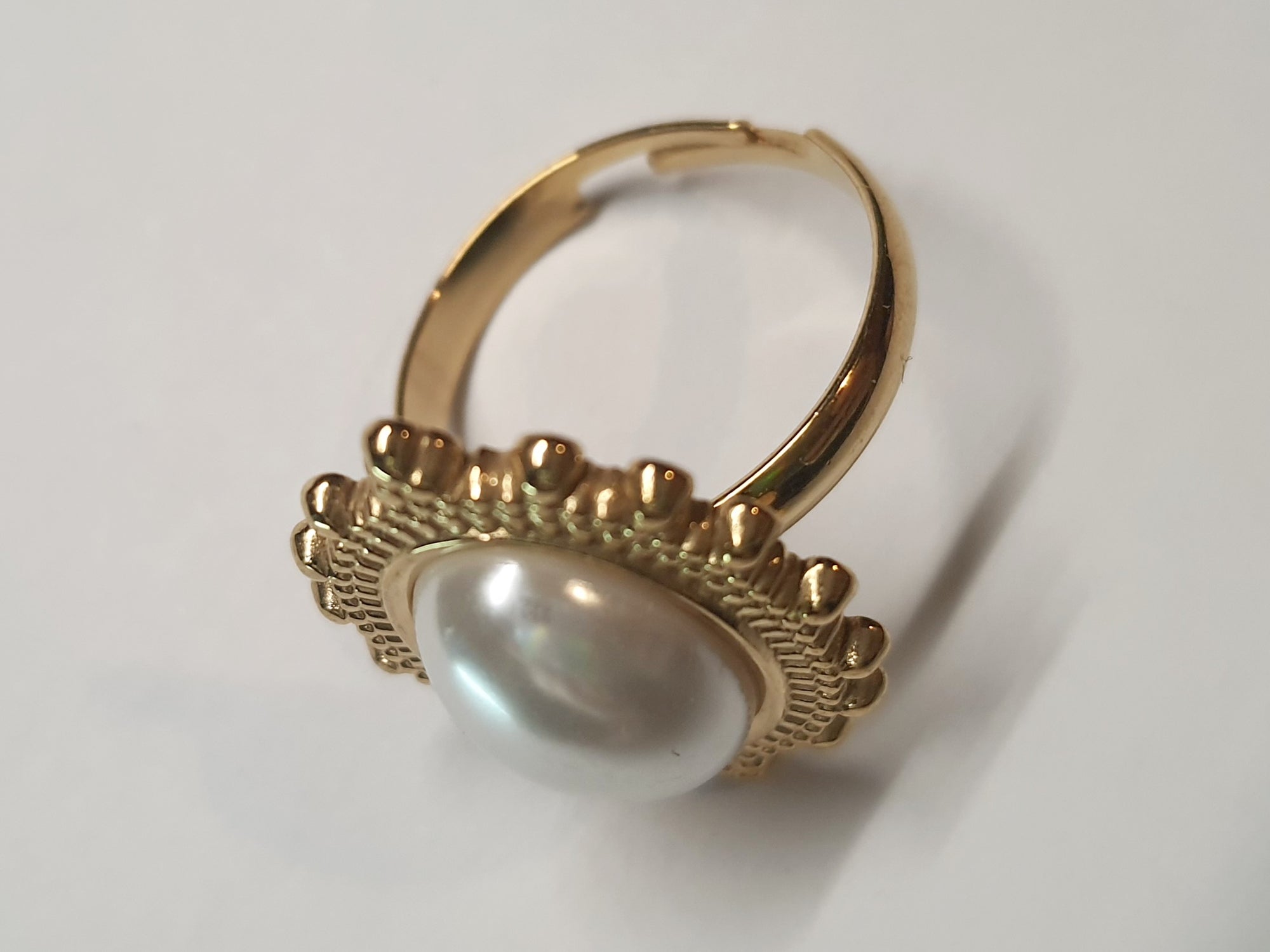 Złoty pierścionek z owalną perłą w stylu vintage, elegancki i klasyczny. Rozmiar 17 mm, lekko regulowany. Stal nierdzewna, stal chirurgiczna, wodoodporne, hipoalergiczne, jakość premium. Rouge Bizu.