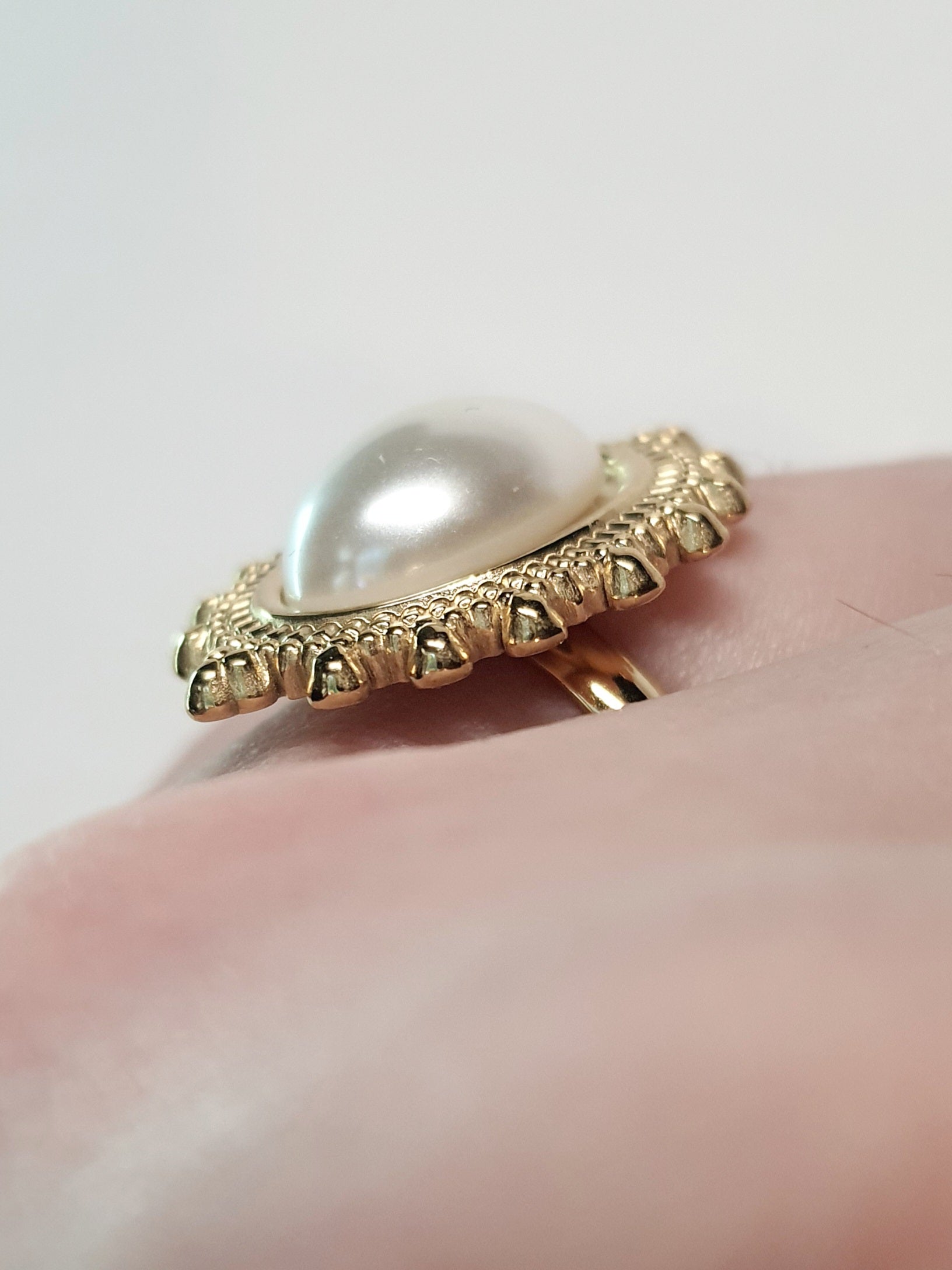 Złoty pierścionek z owalną perłą w stylu vintage, elegancki i klasyczny. Rozmiar 17 mm, lekko regulowany. Stal nierdzewna, stal chirurgiczna, wodoodporne, hipoalergiczne, jakość premium. Rouge Bizu.