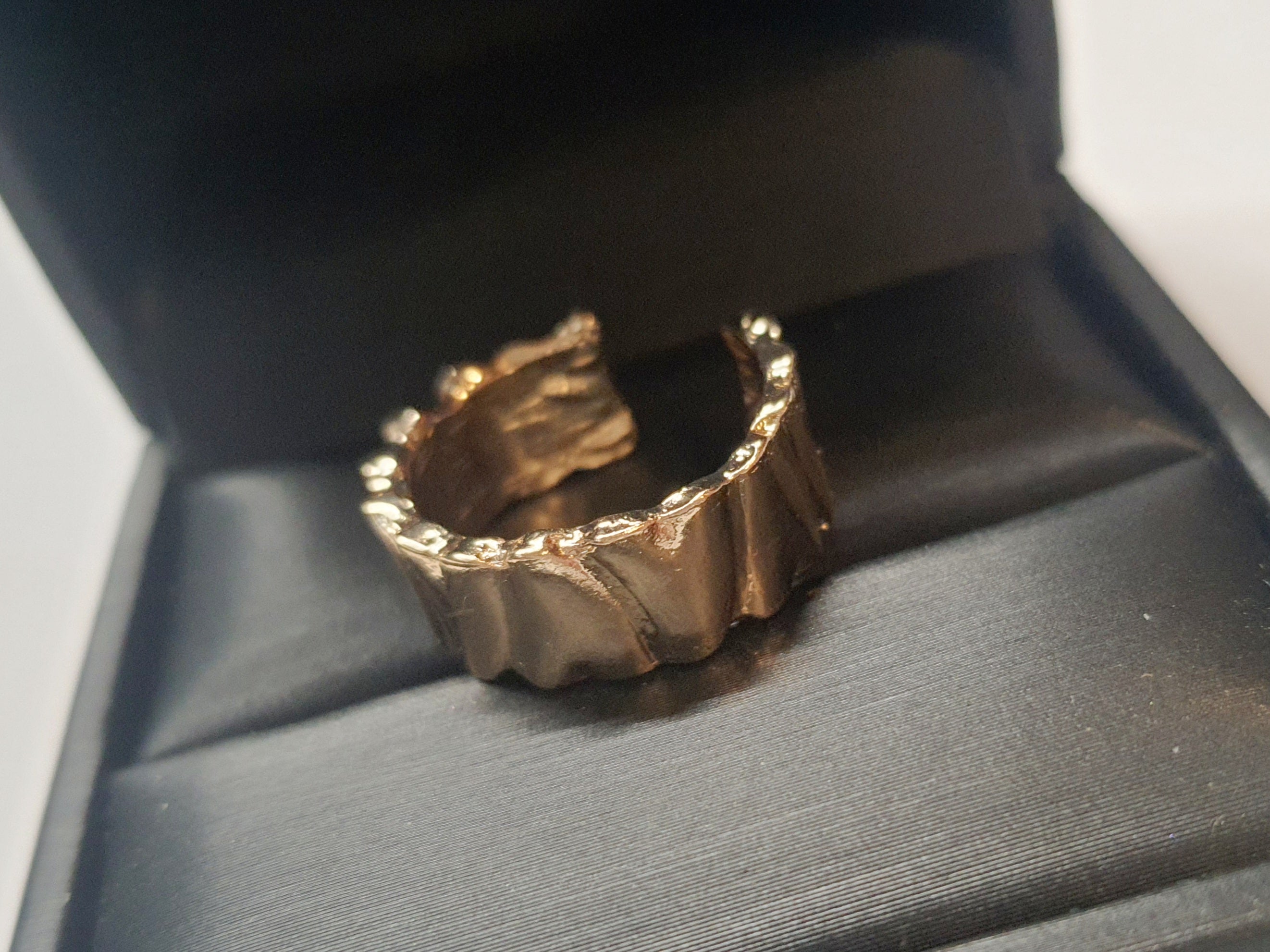 Złoty pierścionek ze stali nierdzewnej o szerokiej, falowanej strukturze w stylu minimalistycznym. Regulowany model, rozmiar 16 mm. stal chirurgiczna, stal nierdzewna, wodoodporne, hipoalergiczne, jakość premium, RougeBizu.