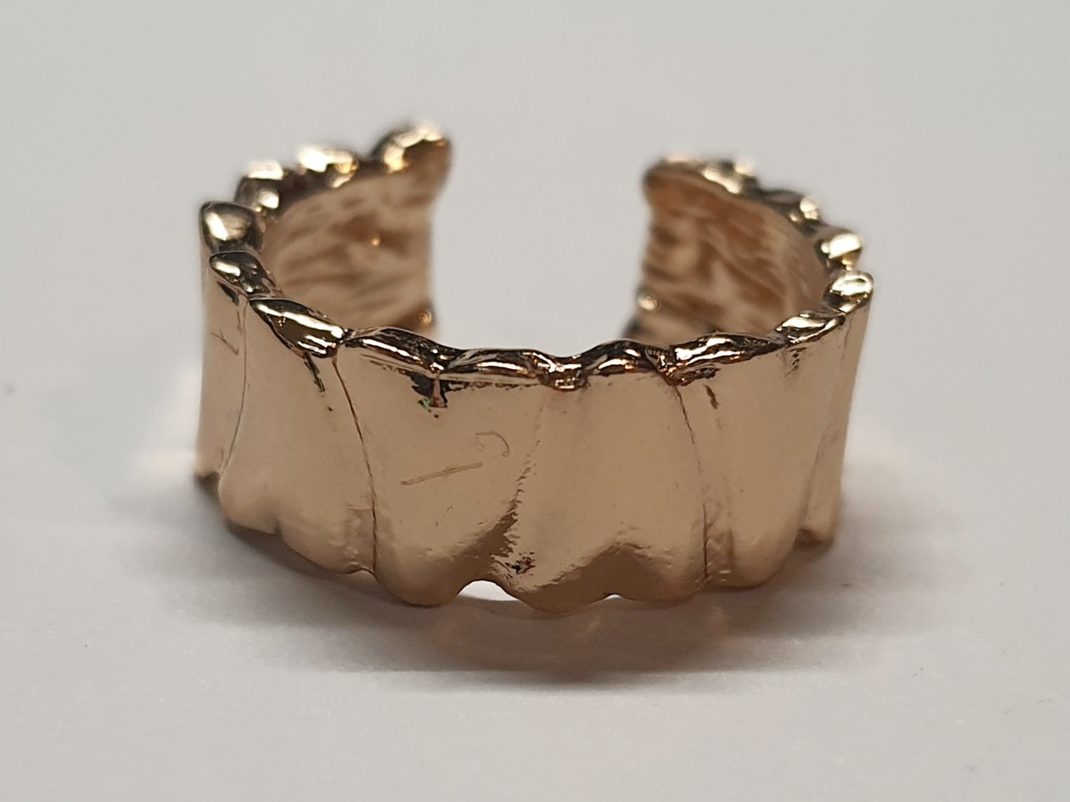 Złoty pierścionek ze stali nierdzewnej o szerokiej, falowanej strukturze w stylu minimalistycznym. Regulowany model, rozmiar 16 mm. stal chirurgiczna, stal nierdzewna, wodoodporne, hipoalergiczne, jakość premium, RougeBizu.