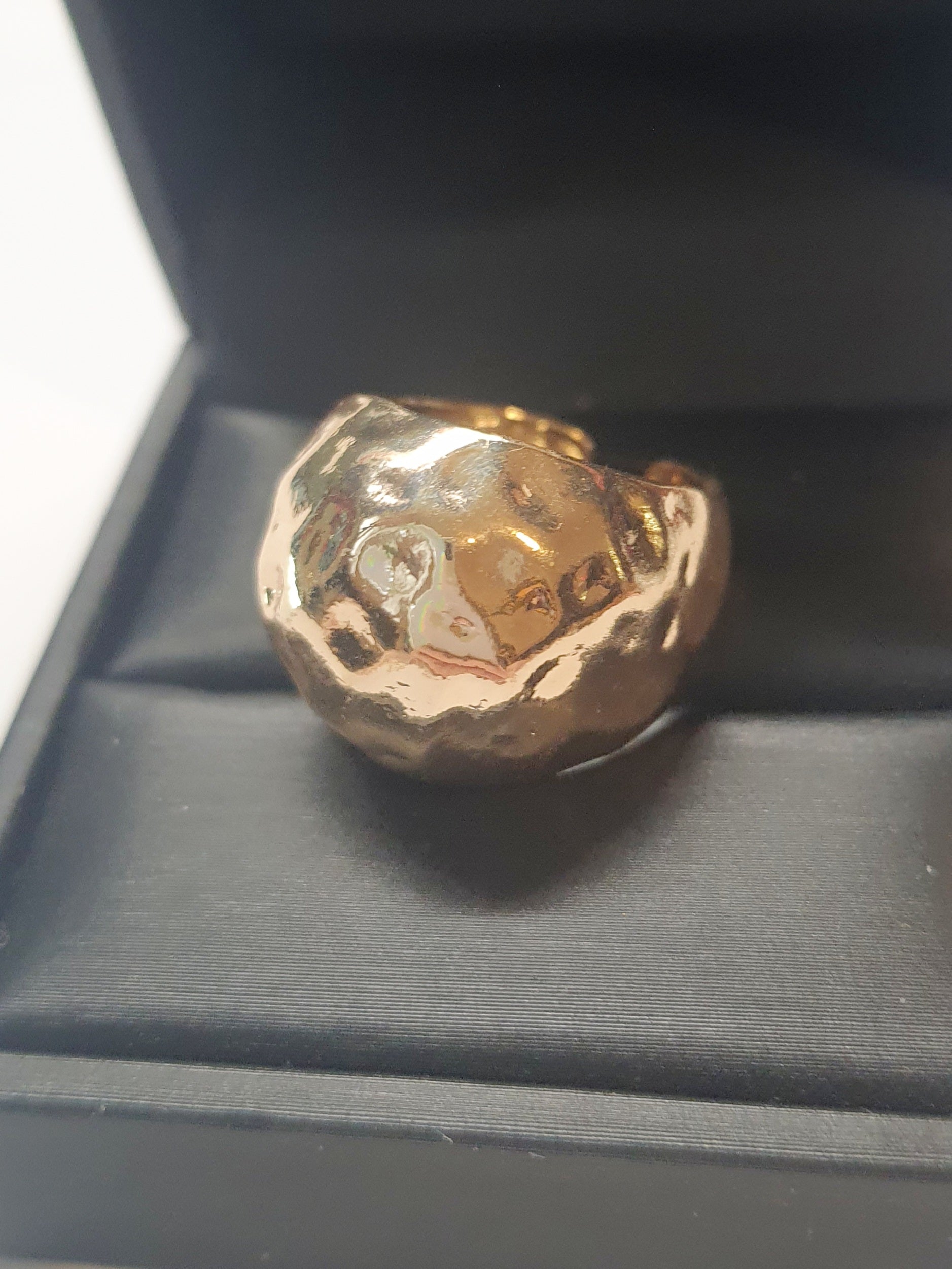 Złoty pierścionek o młotkowanej powierzchni, stal chirurgiczna, stal nierdzewna, polerowany, elegancki, minimalistyczny styl, rozmiar 18 mm, wodoodporny, hipoalergiczny, jakość premium, Rouge Bizu.
