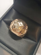 Złoty pierścionek o młotkowanej powierzchni, stal chirurgiczna, stal nierdzewna, polerowany, elegancki, minimalistyczny styl, rozmiar 18 mm, wodoodporny, hipoalergiczny, jakość premium, Rouge Bizu.