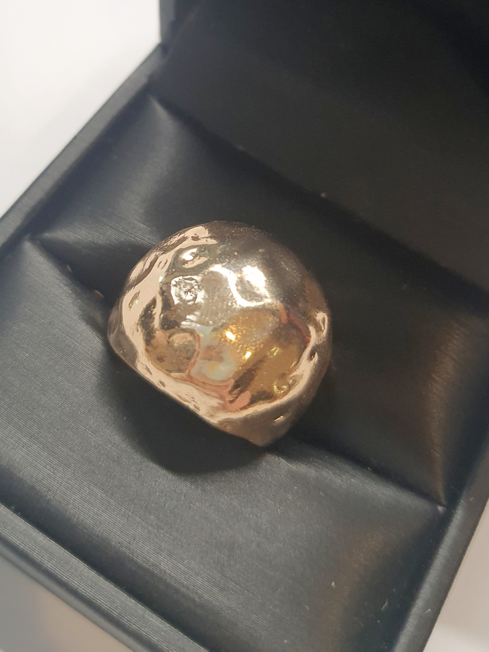 Złoty pierścionek o młotkowanej powierzchni, stal chirurgiczna, stal nierdzewna, polerowany, elegancki, minimalistyczny styl, rozmiar 18 mm, wodoodporny, hipoalergiczny, jakość premium, Rouge Bizu.