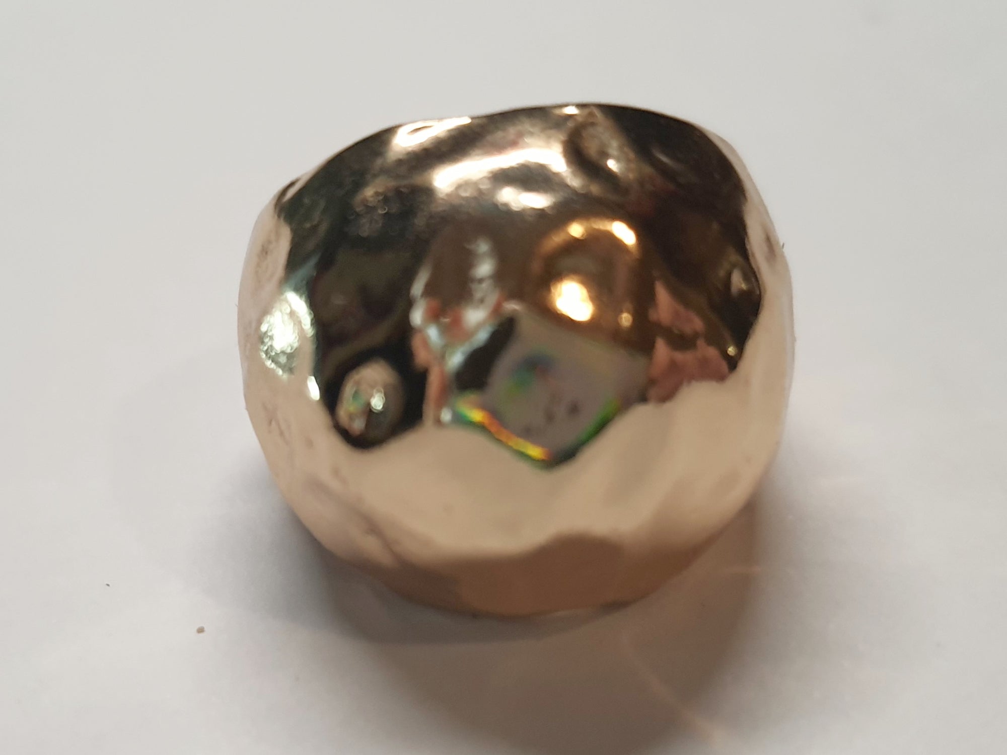 VZłoty pierścionek o młotkowanej powierzchni, stal chirurgiczna, stal nierdzewna, polerowany, elegancki, minimalistyczny styl, rozmiar 18 mm, wodoodporny, hipoalergiczny, jakość premium, Rouge Bizu.