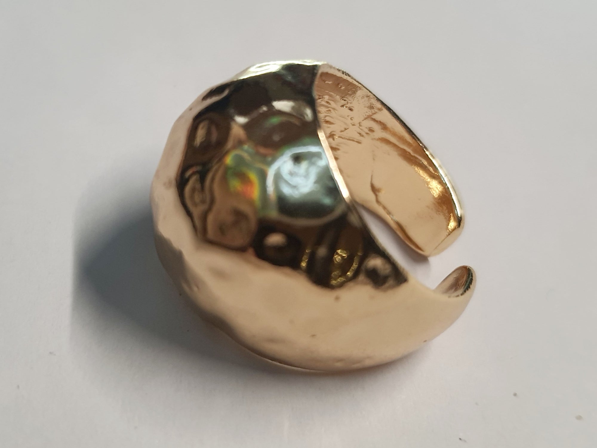 Złoty pierścionek o młotkowanej powierzchni, stal chirurgiczna, stal nierdzewna, polerowany, elegancki, minimalistyczny styl, rozmiar 18 mm, wodoodporny, hipoalergiczny, jakość premium, Rouge Bizu.