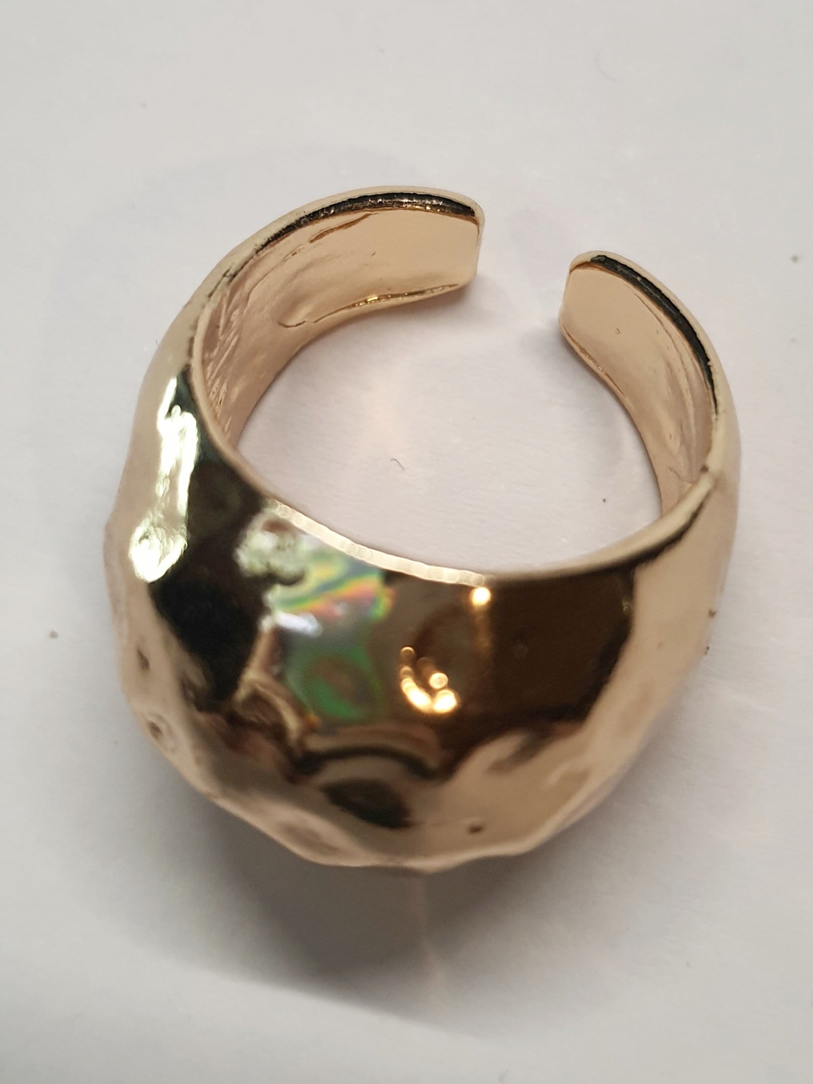 Złoty pierścionek o młotkowanej powierzchni, stal chirurgiczna, stal nierdzewna, polerowany, elegancki, minimalistyczny styl, rozmiar 18 mm, wodoodporny, hipoalergiczny, jakość premium, Rouge Bizu.