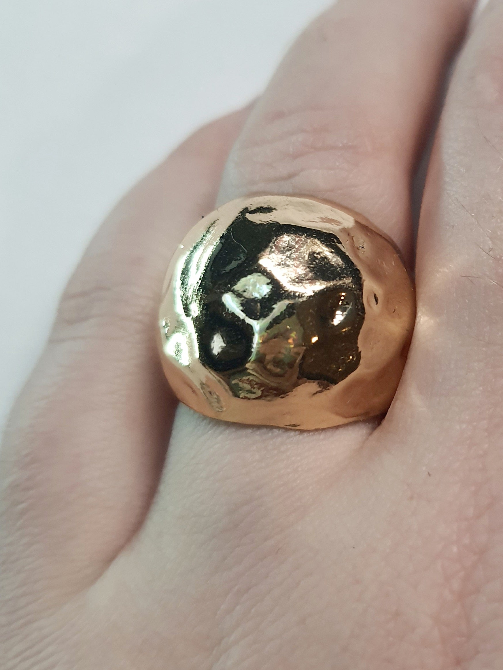 Złoty pierścionek o młotkowanej powierzchni, stal chirurgiczna, stal nierdzewna, polerowany, elegancki, minimalistyczny styl, rozmiar 18 mm, wodoodporny, hipoalergiczny, jakość premium, Rouge Bizu.