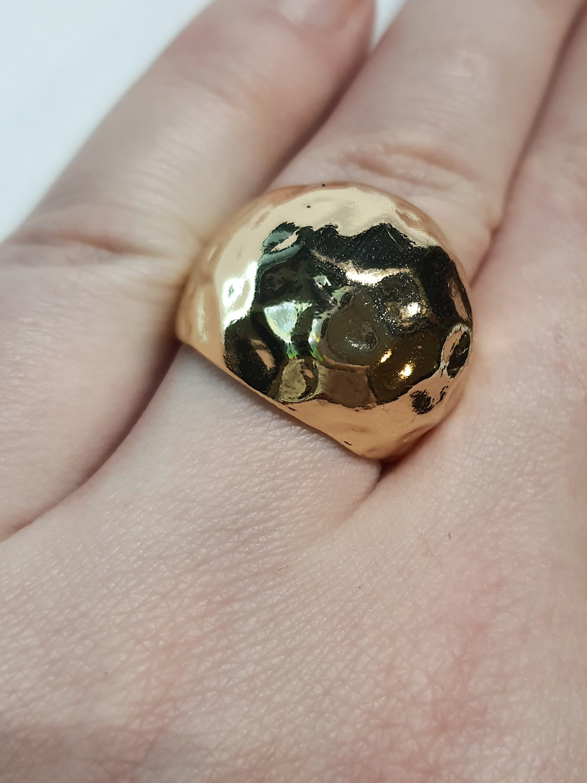 Złoty pierścionek o młotkowanej powierzchni, stal chirurgiczna, stal nierdzewna, polerowany, elegancki, minimalistyczny styl, rozmiar 18 mm, wodoodporny, hipoalergiczny, jakość premium, Rouge Bizu.