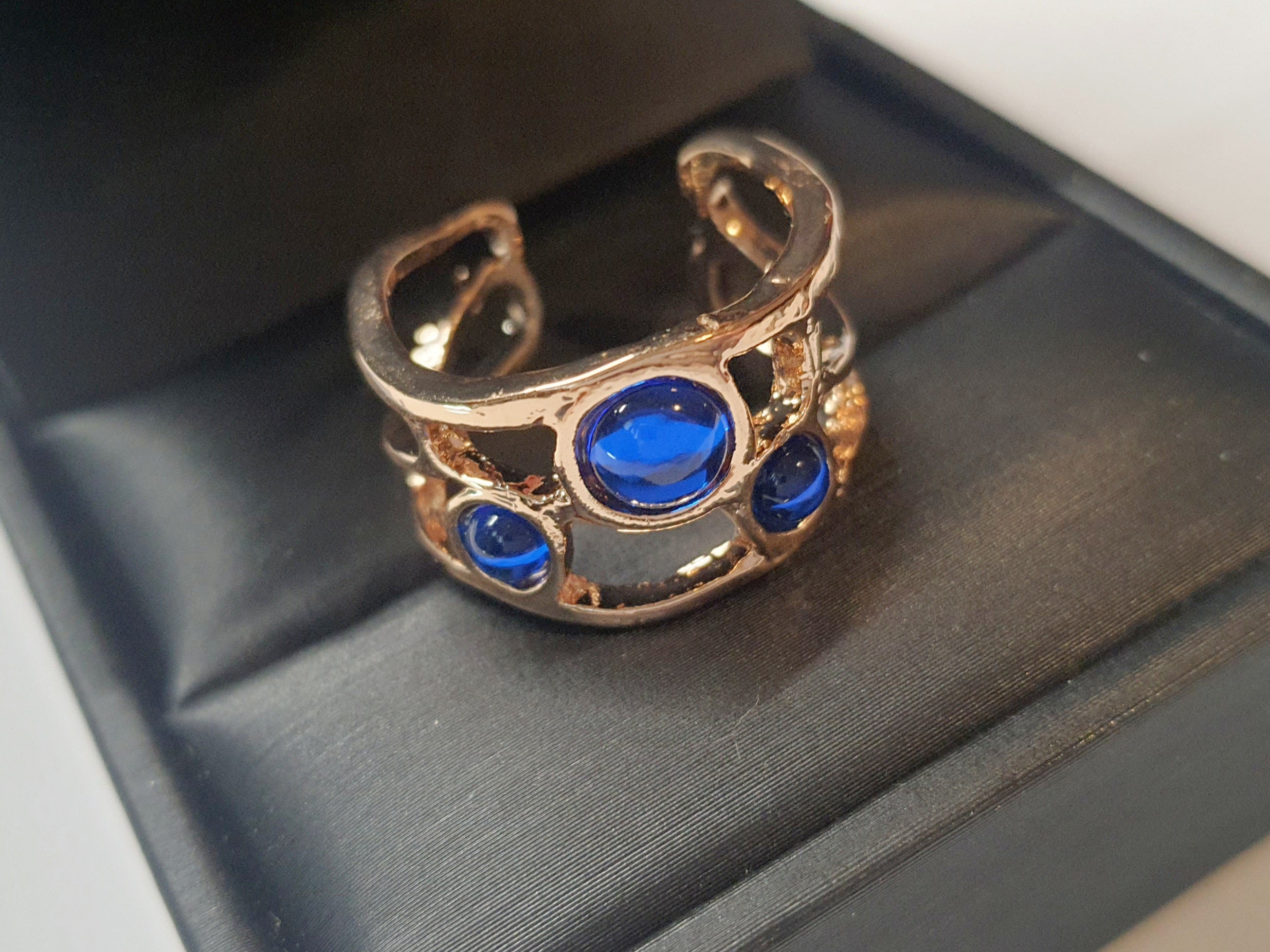 Pierścionek ze złotej stali nierdzewnej z trzema kobaltowymi oczkami w stylu boho artystycznym, otwarty model, rozmiar 19 mm. stal chirurgiczna, stal nierdzewna, wodoodporne, hipoalergiczne, jakość premium, RougeBizu.