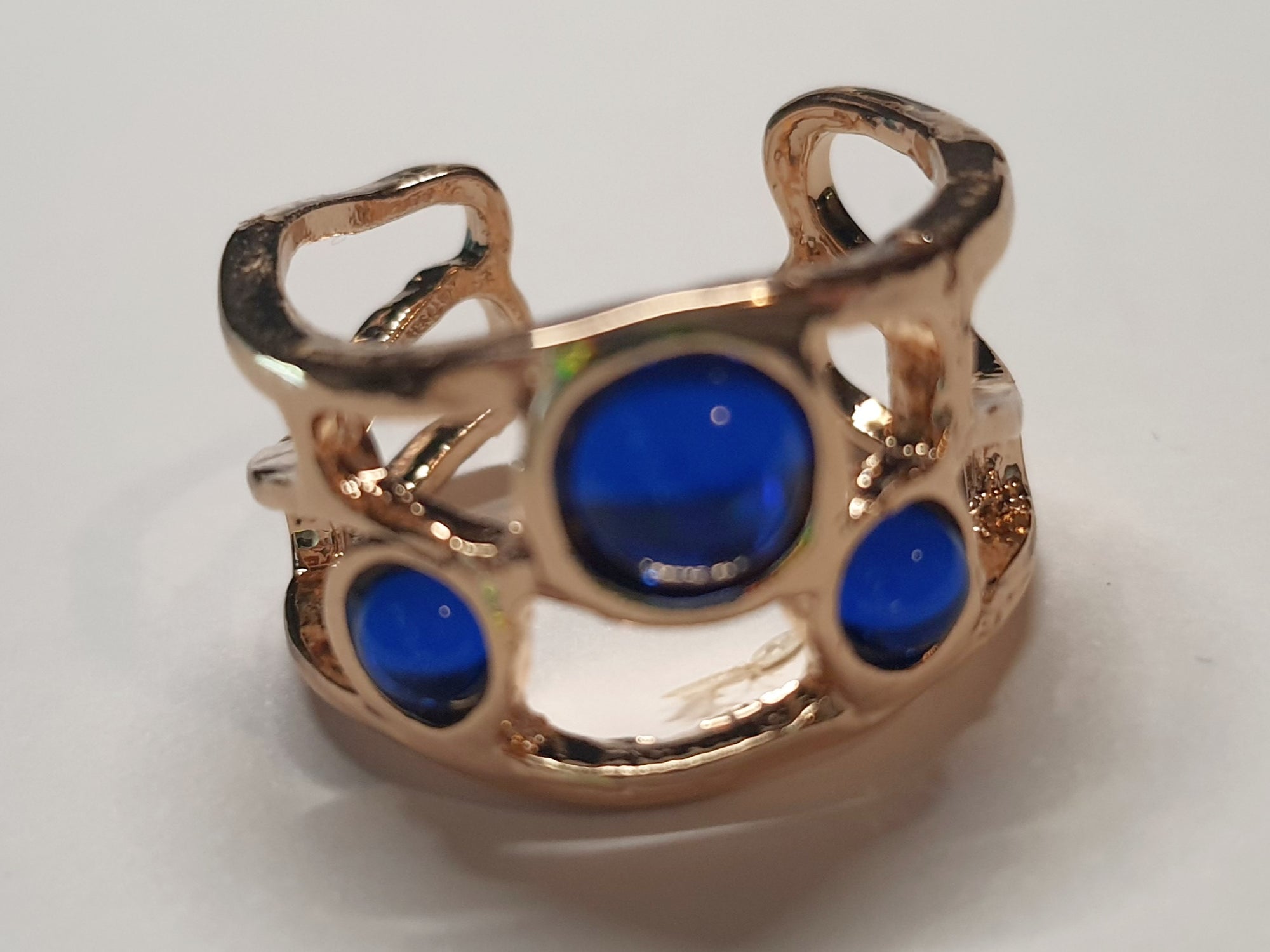 Pierścionek ze złotej stali nierdzewnej z trzema kobaltowymi oczkami w stylu boho artystycznym, otwarty model, rozmiar 19 mm. stal chirurgiczna, stal nierdzewna, wodoodporne, hipoalergiczne, jakość premium, RougeBizu.