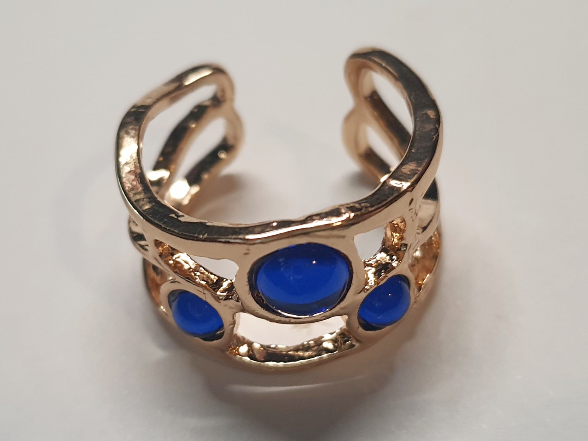 Pierścionek ze złotej stali nierdzewnej z trzema kobaltowymi oczkami w stylu boho artystycznym, otwarty model, rozmiar 19 mm. stal chirurgiczna, stal nierdzewna, wodoodporne, hipoalergiczne, jakość premium, RougeBizu.