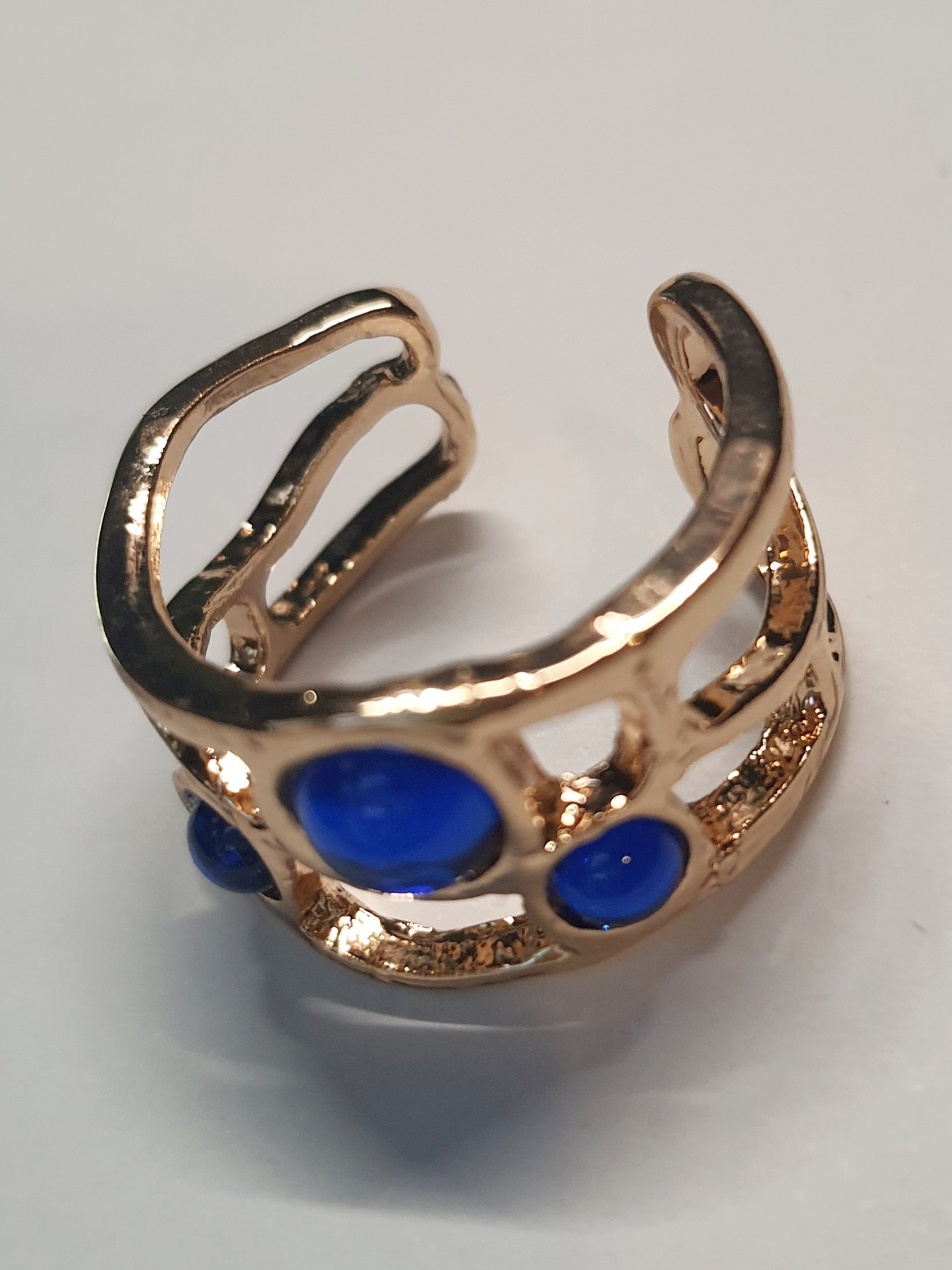 Pierścionek ze złotej stali nierdzewnej z trzema kobaltowymi oczkami w stylu boho artystycznym, otwarty model, rozmiar 19 mm. stal chirurgiczna, stal nierdzewna, wodoodporne, hipoalergiczne, jakość premium, RougeBizu.