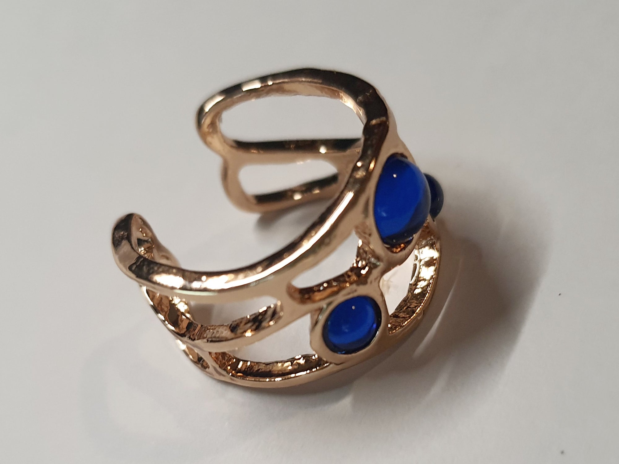 Pierścionek ze złotej stali nierdzewnej z trzema kobaltowymi oczkami w stylu boho artystycznym, otwarty model, rozmiar 19 mm. stal chirurgiczna, stal nierdzewna, wodoodporne, hipoalergiczne, jakość premium, RougeBizu.