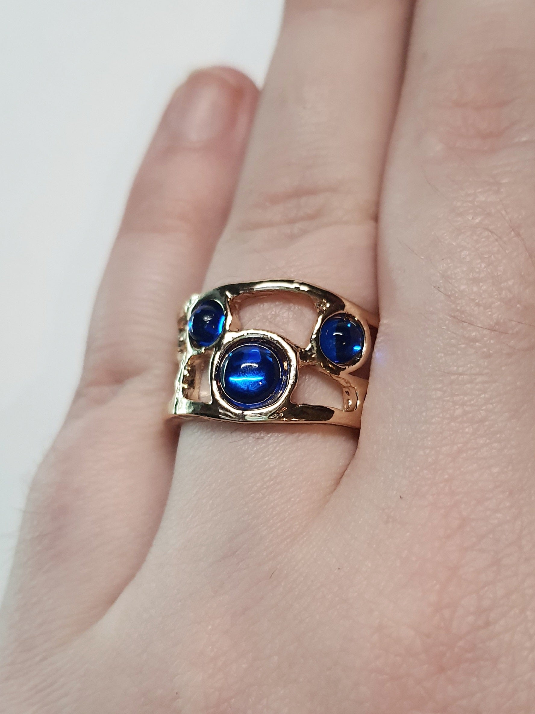 Pierścionek ze złotej stali nierdzewnej z trzema kobaltowymi oczkami w stylu boho artystycznym, otwarty model, rozmiar 19 mm. stal chirurgiczna, stal nierdzewna, wodoodporne, hipoalergiczne, jakość premium, RougeBizu.