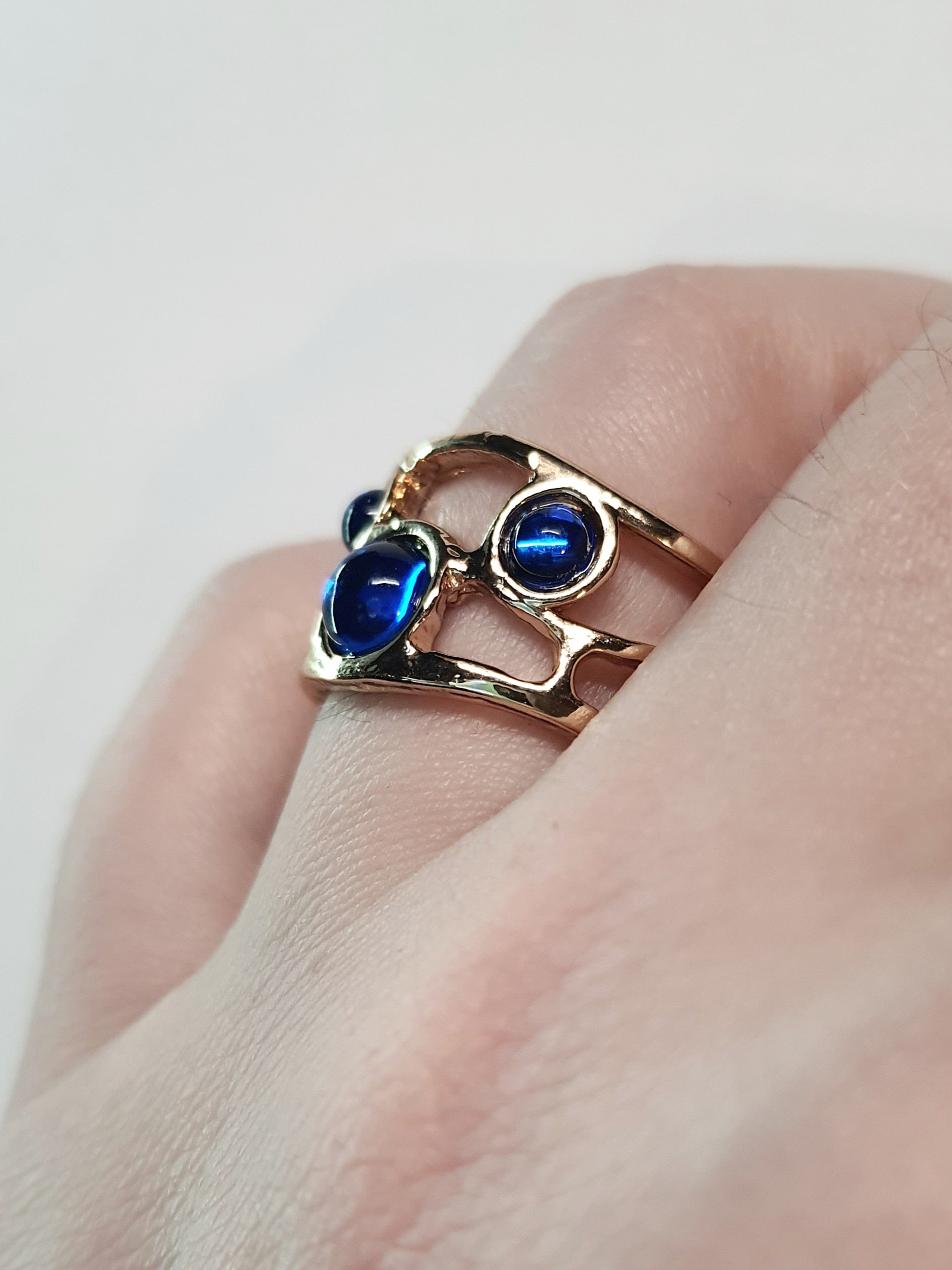 Pierścionek ze złotej stali nierdzewnej z trzema kobaltowymi oczkami w stylu boho artystycznym, otwarty model, rozmiar 19 mm. stal chirurgiczna, stal nierdzewna, wodoodporne, hipoalergiczne, jakość premium, RougeBizu.