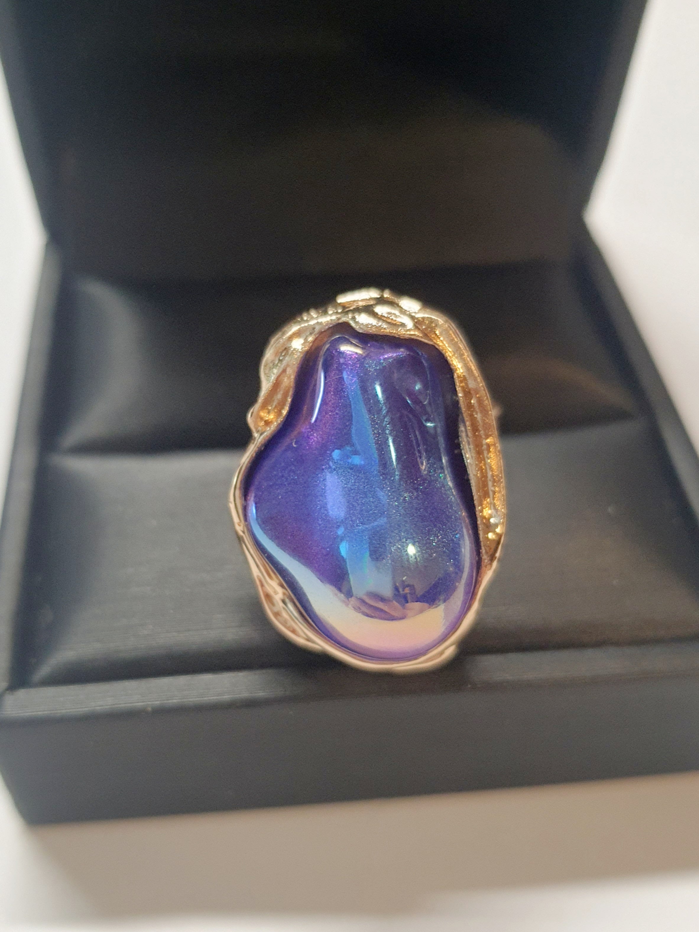 Pierścionek Aurora ze stali chirurgicznej, stal nierdzewna, złota oprawa z opalizującym kamieniem w kolorach fioletu i błękitu, styl glamour, rozmiar 18 mm, wodoodporny, hipoalergiczny, jakość premium, Rouge Bizu.