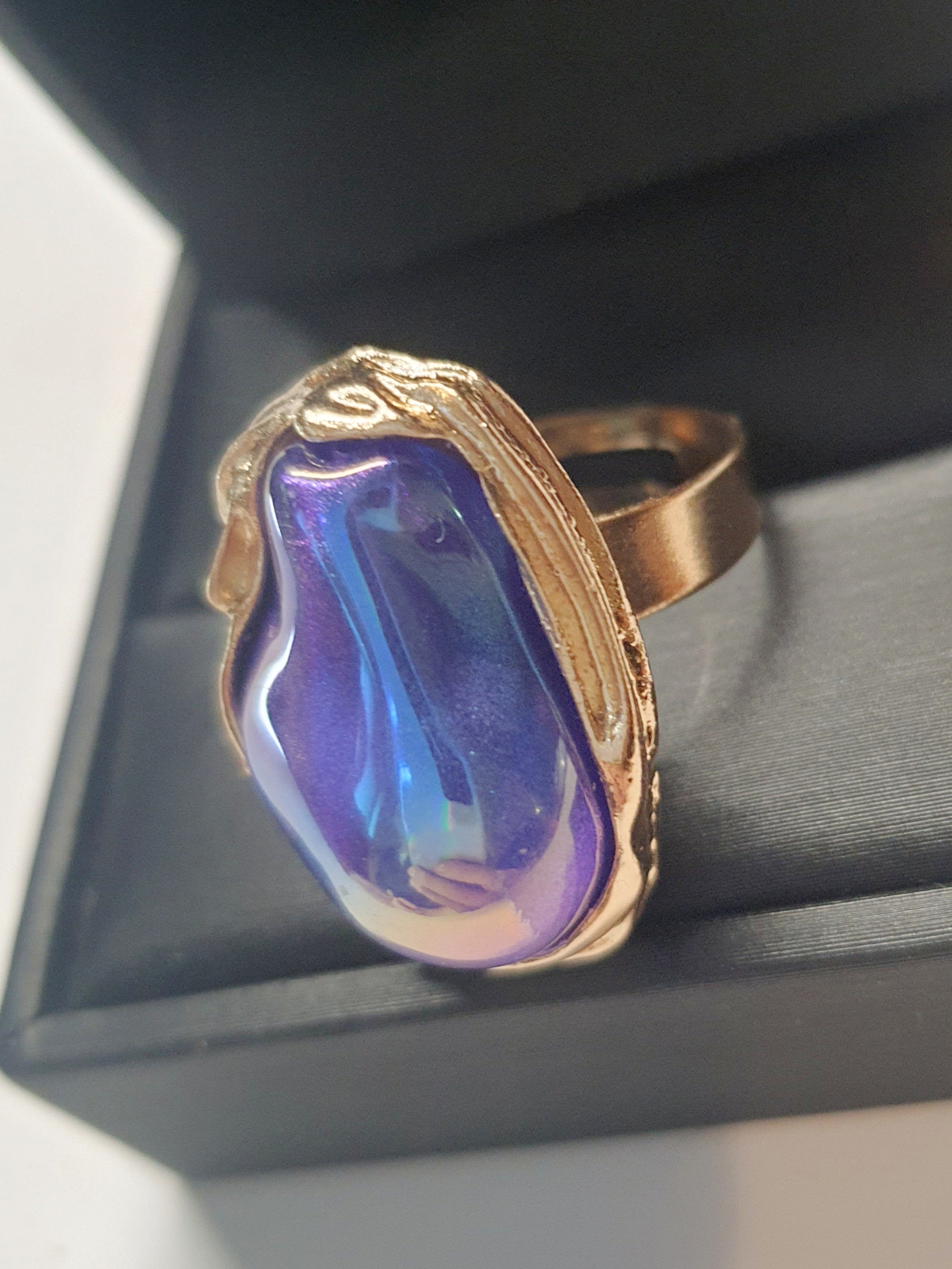 Pierścionek Aurora ze stali chirurgicznej, stal nierdzewna, złota oprawa z opalizującym kamieniem w kolorach fioletu i błękitu, styl glamour, rozmiar 18 mm, wodoodporny, hipoalergiczny, jakość premium, Rouge Bizu.