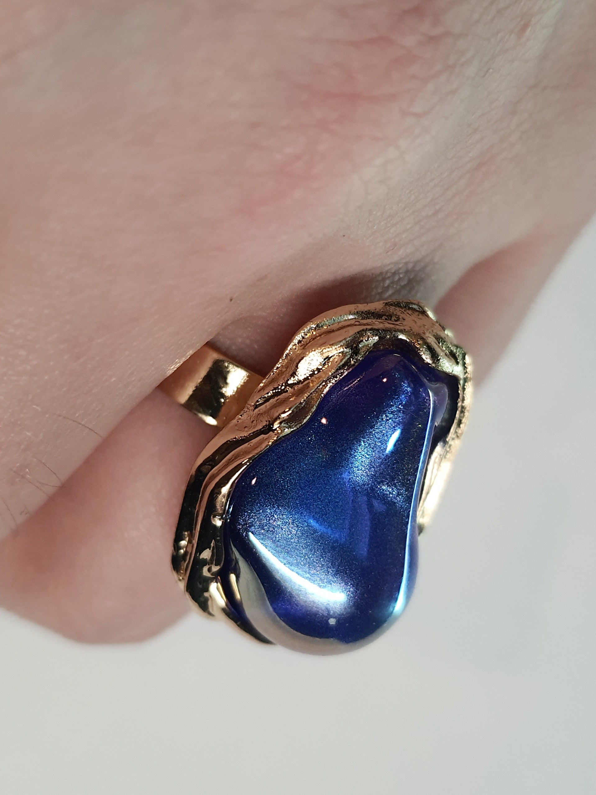 Pierścionek Aurora ze stali chirurgicznej, stal nierdzewna, złota oprawa z opalizującym kamieniem w kolorach fioletu i błękitu, styl glamour, rozmiar 18 mm, wodoodporny, hipoalergiczny, jakość premium, Rouge Bizu.