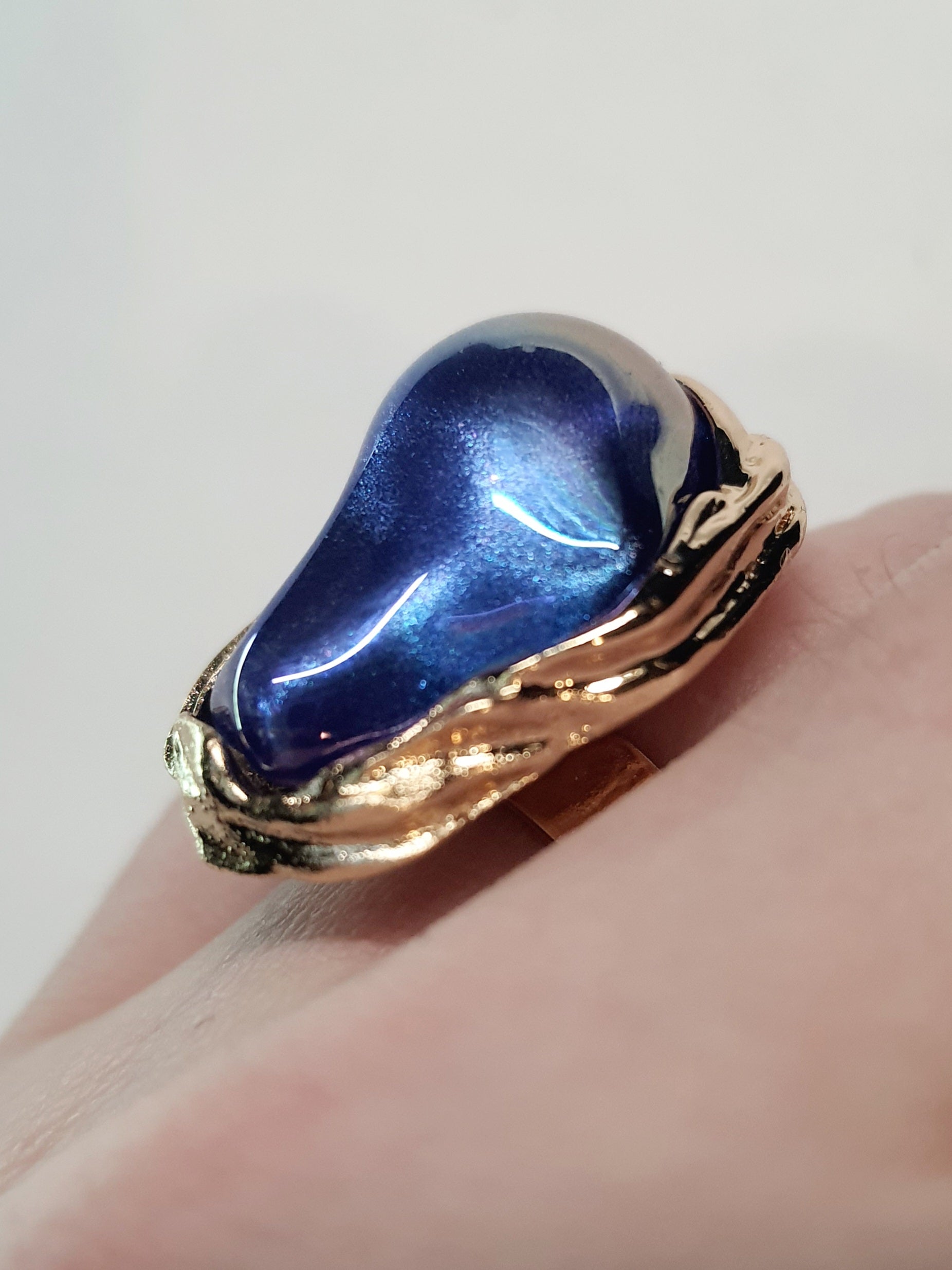 Pierścionek Aurora ze stali chirurgicznej, stal nierdzewna, złota oprawa z opalizującym kamieniem w kolorach fioletu i błękitu, styl glamour, rozmiar 18 mm, wodoodporny, hipoalergiczny, jakość premium, Rouge Bizu.