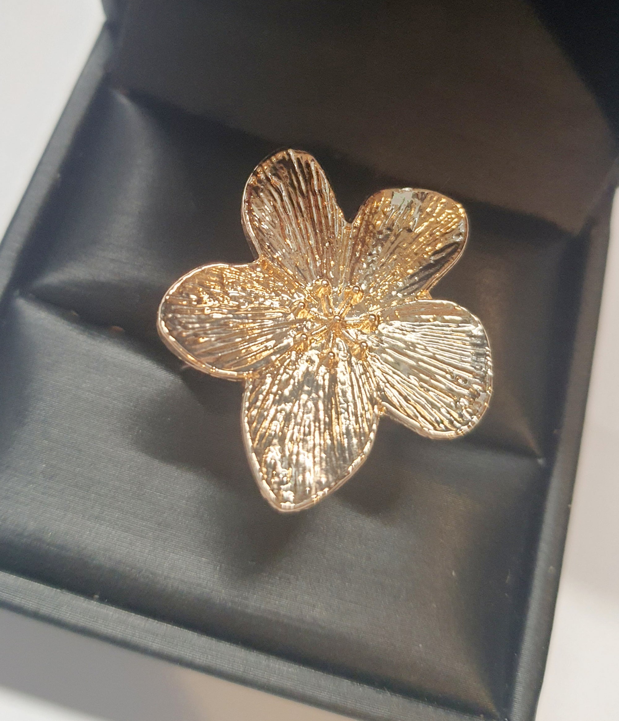 Złoty pierścionek w kształcie kwiatu o pięciu płatkach, stal chirurgiczna, stal nierdzewna, błyszcząca faktura, kobiecy styl, rozmiar 18 mm, wodoodporny, hipoalergiczny, jakość premium, Rouge Bizu.