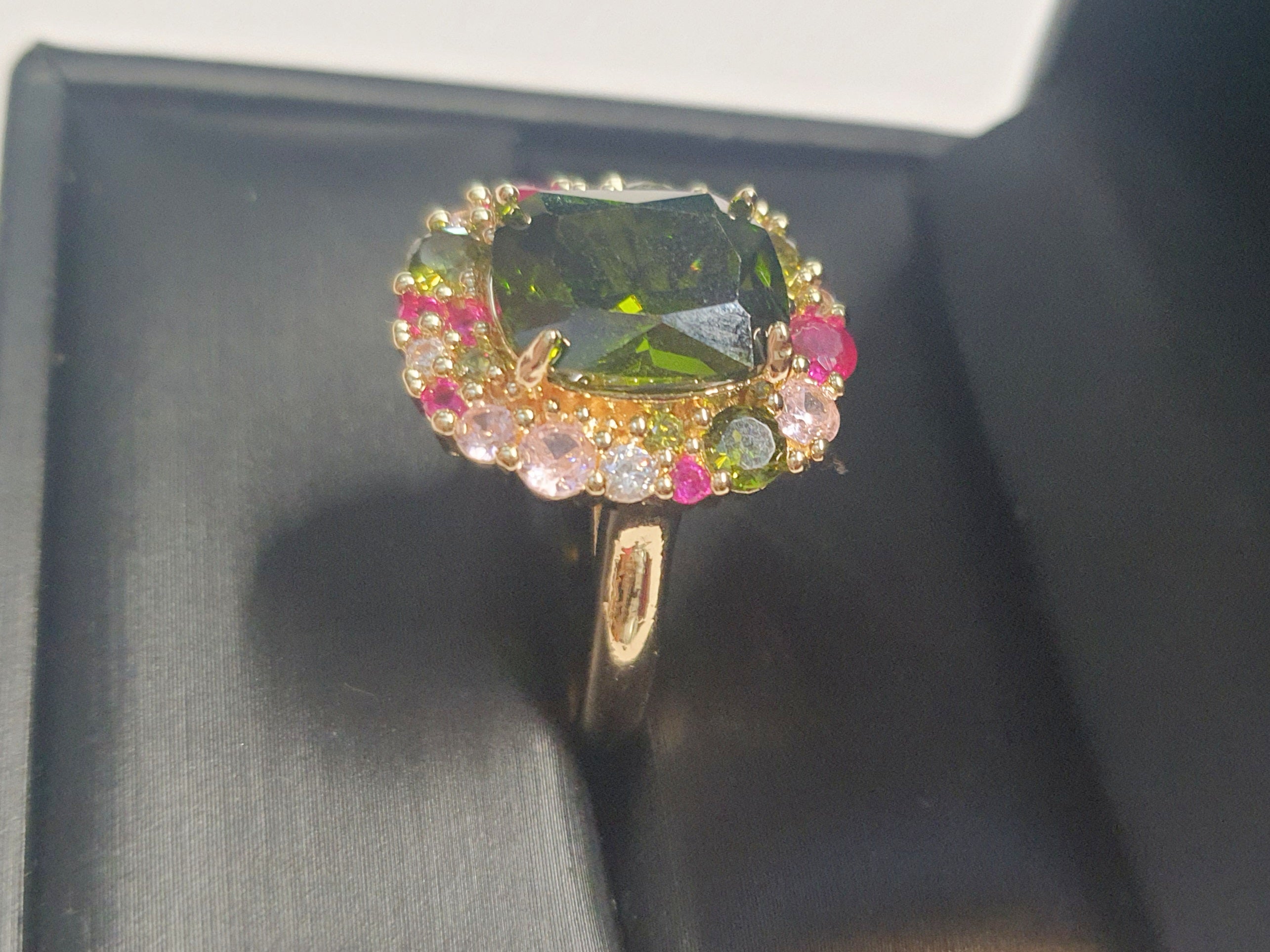 Złoty pierścionek ze stali nierdzewnej z dużym zielonym kamieniem otoczonym kolorowymi kryształami w stylu glamour królewskim. Rozmiar 20 mm. stal chirurgiczna, stal nierdzewna, wodoodporne, hipoalergiczne, jakość premium, RougeBizu.